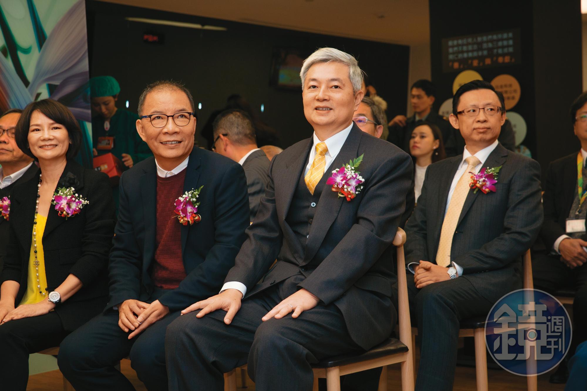 陳慧遊（前排右）擅長溝通，獲得中小型壽險、外商壽險支持。