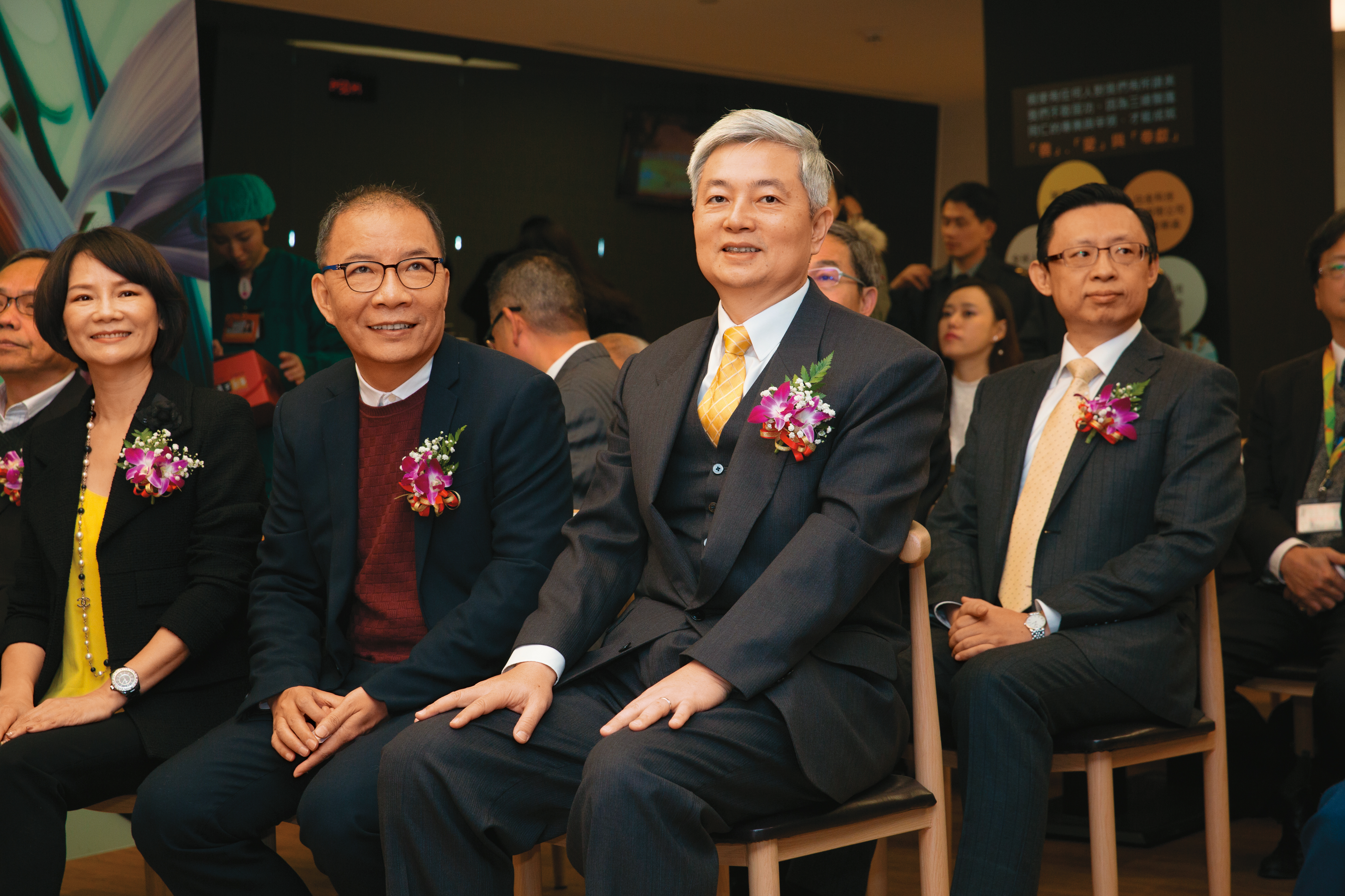 陳慧遊(前排右)擅長溝通,獲得中小型壽險、外商壽險支持。