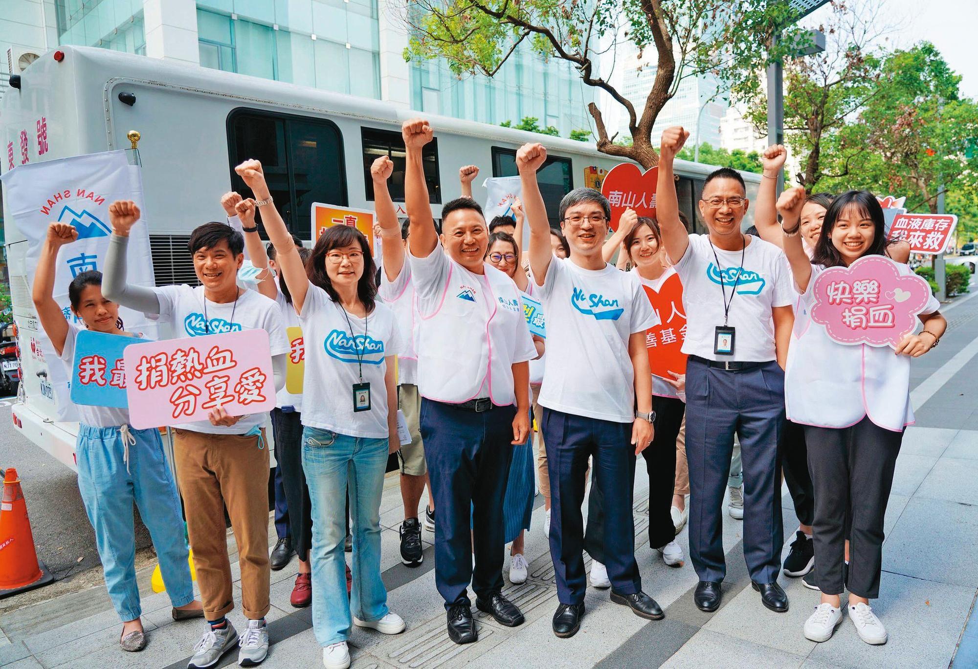 尹崇堯（前排右3）雖是壽險業新秀，但他率領南山人壽走過境界系統、淨值風波，展現領導能力。（翻攝南山人壽慈善基金會）