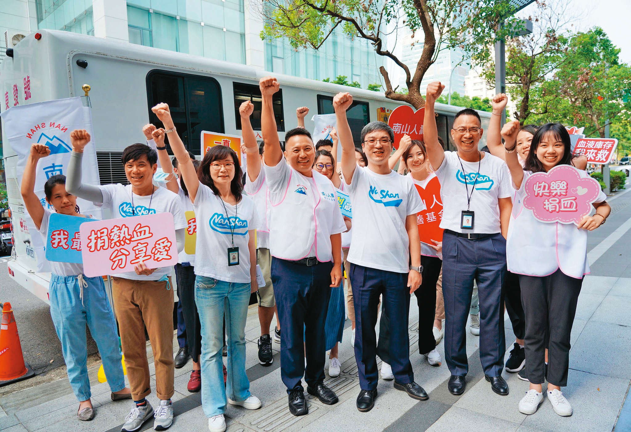 尹崇堯(前排右3)雖是壽險業新秀,但他率領南山人壽走過境界系統、淨值風波,展現領導能力。(翻攝南山人壽慈善基金會)