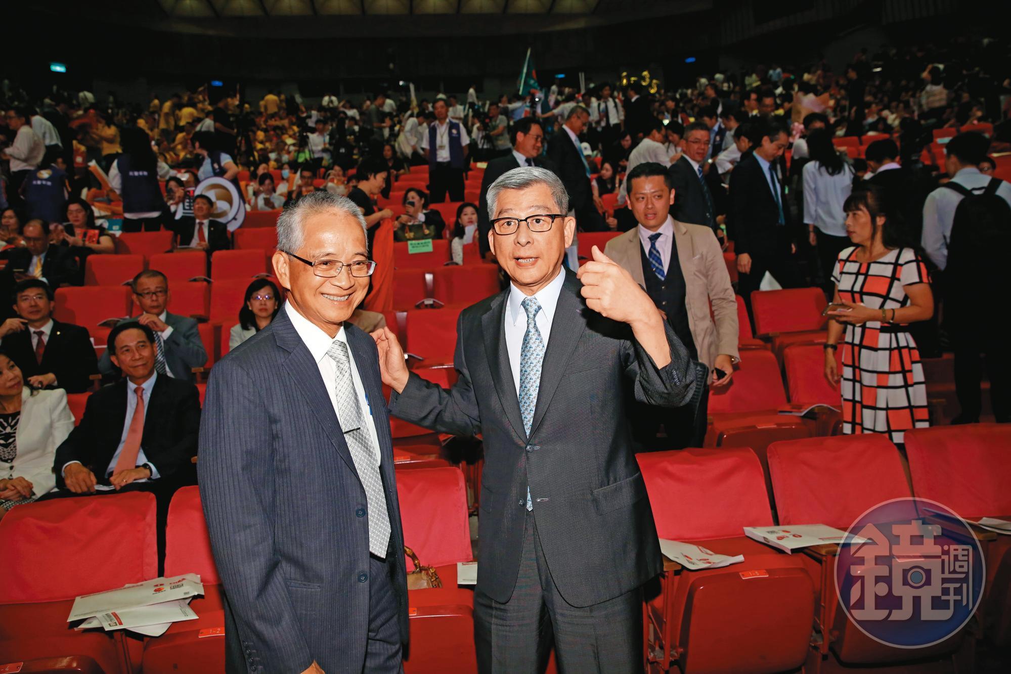 上屆改選，國泰金董座蔡宏圖（右）親自替國壽董座黃調貴（左）拉票。
