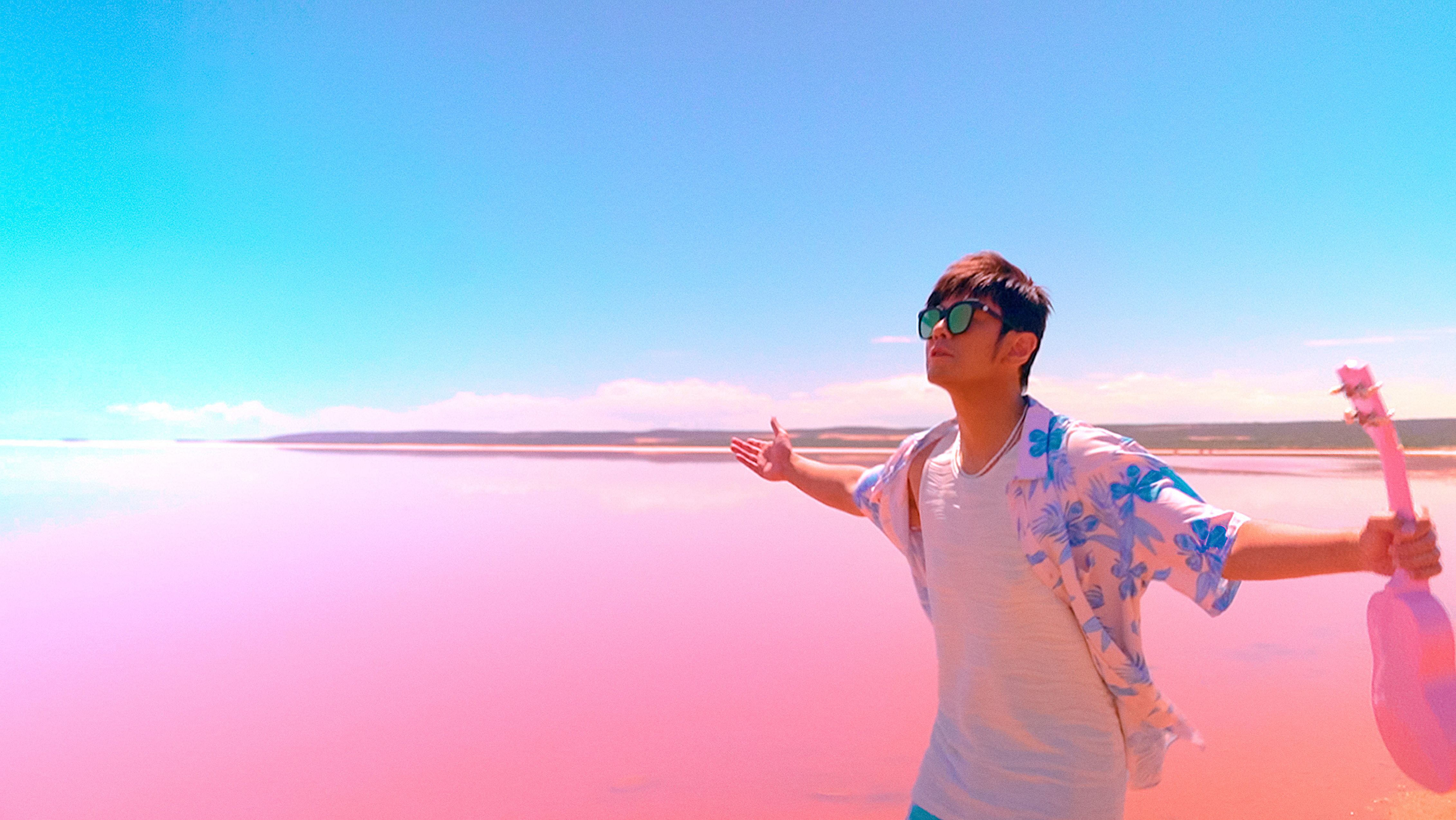 〈粉色海洋〉MV遠赴西澳拍攝,主要場景位於西澳的赫特潟湖(Hutt Lagoon),擁有大片的粉色湖泊。(杰威爾提供)