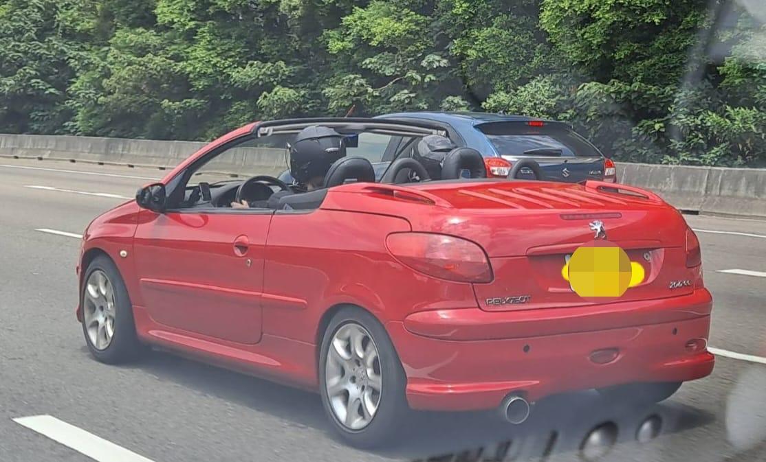 有網友拍到敞篷車上的2人都戴著安全帽,直呼相當可愛。(翻攝自路上觀察學院臉書)
