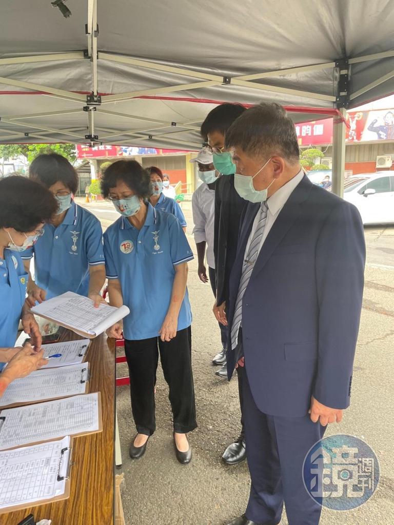 陳時中(右)在輔大中美堂外準備入場。(讀者提供)