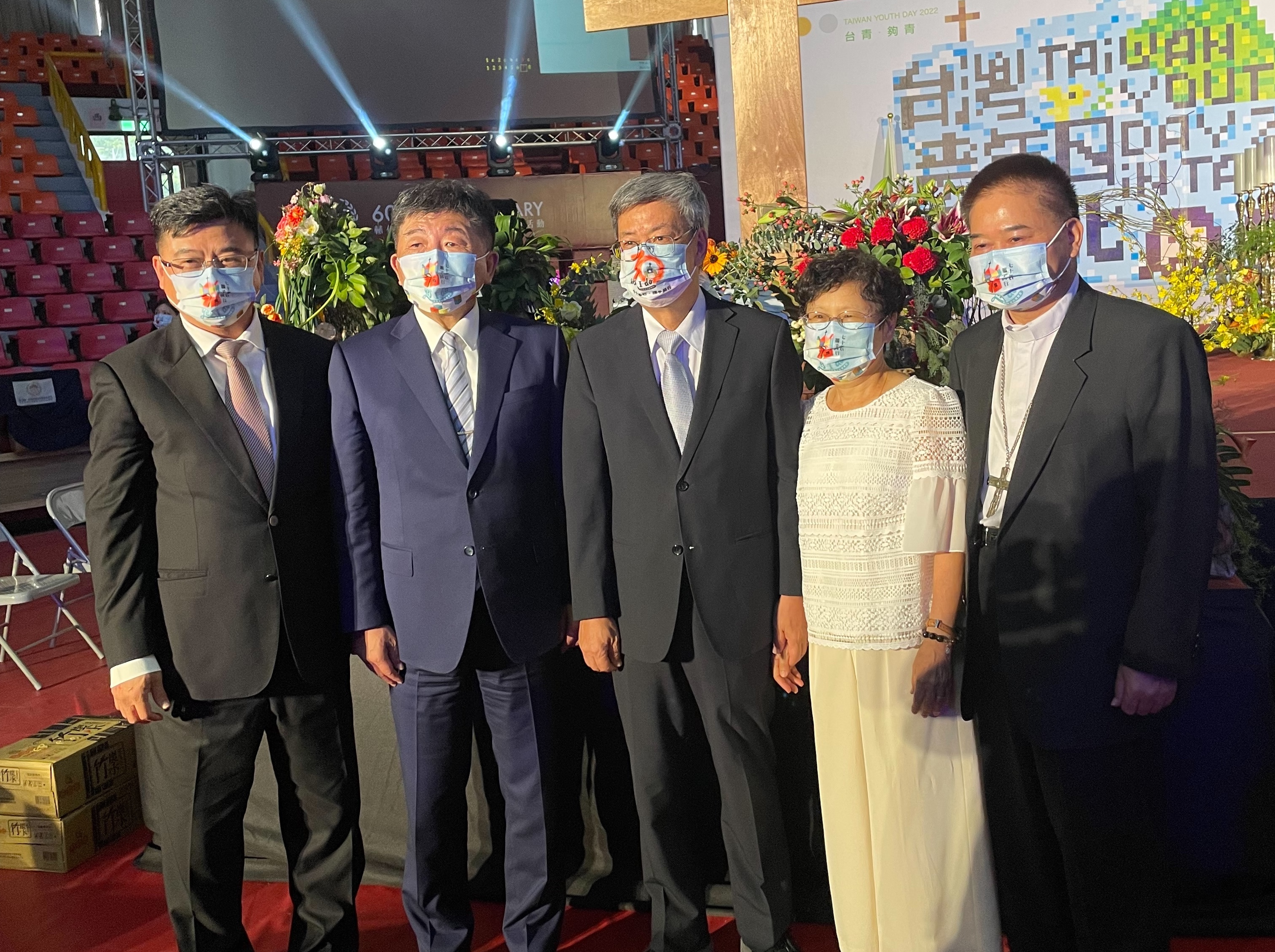 陳時中（左二起）與陳建仁夫婦到輔大出席天主教活動。（讀者提供）