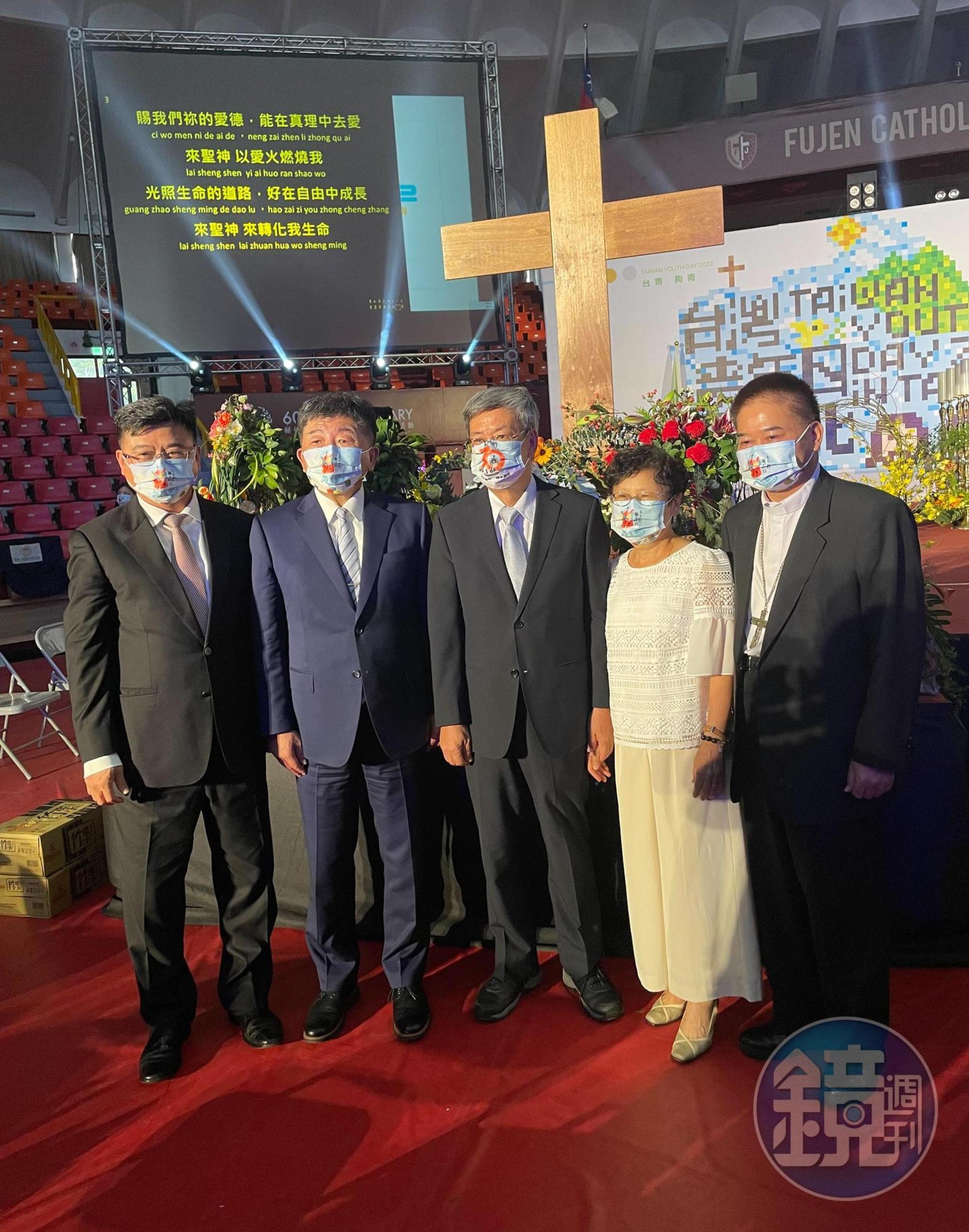 全國傳協主席陳磊仕(左起)、陳時中、陳建仁、羅鳳蘋、高雄教區主教劉振忠拍合照。(讀者提供)