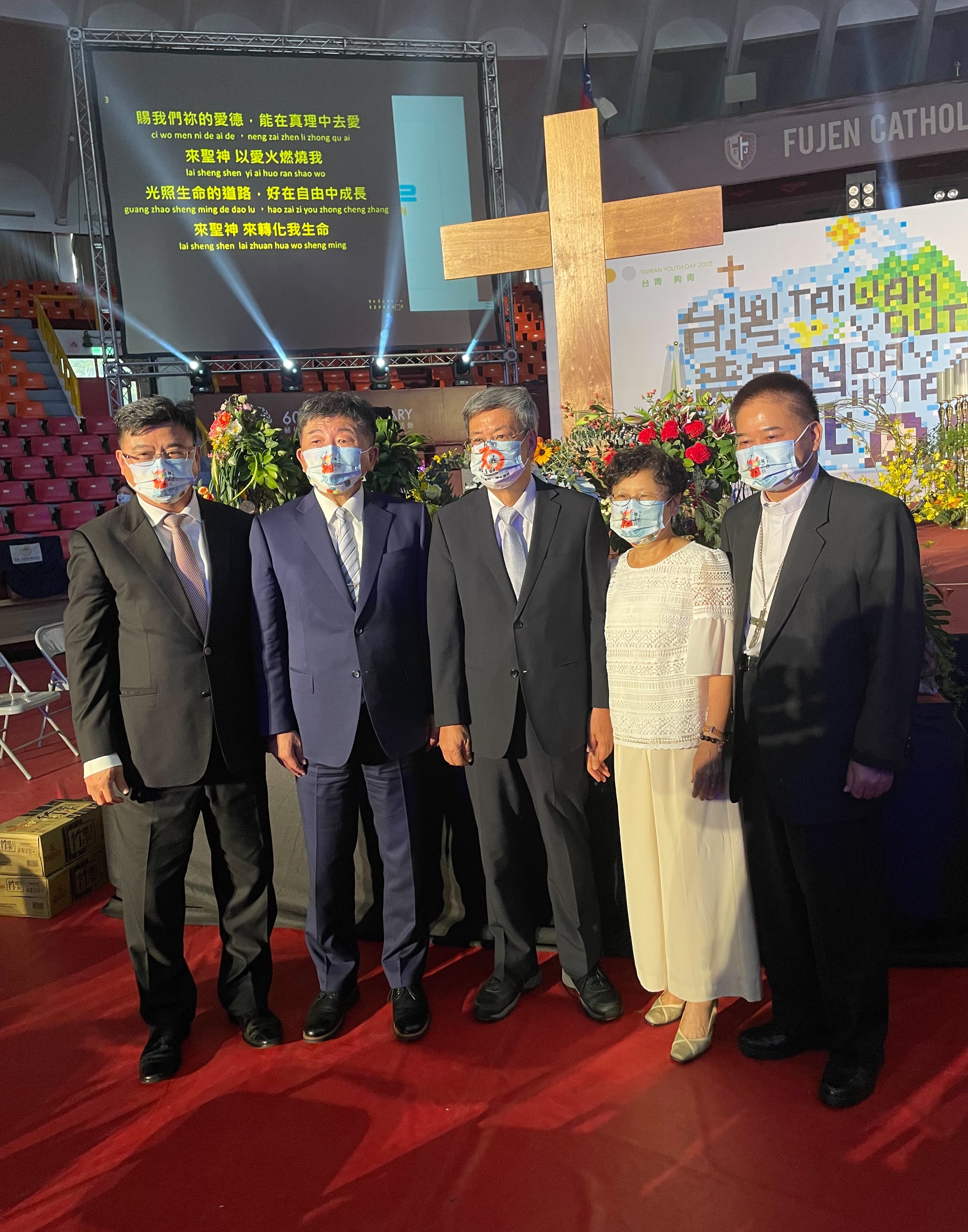 全國傳協主席陳磊仕（左起）、陳時中、陳建仁、羅鳳蘋、高雄教區主教劉振忠拍合照。（讀者提供）