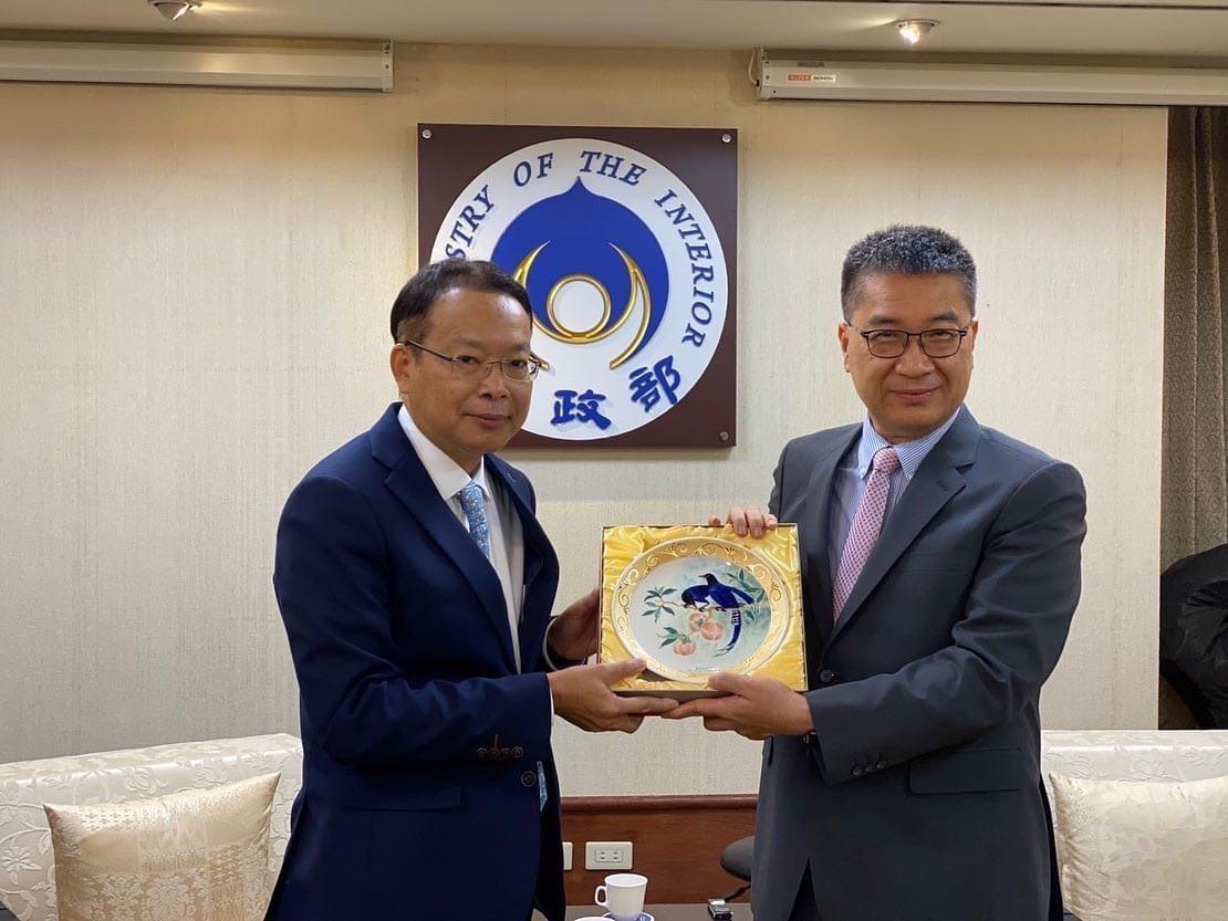 內政部長徐國勇與駐台處長曾德榮。(翻攝畫面)