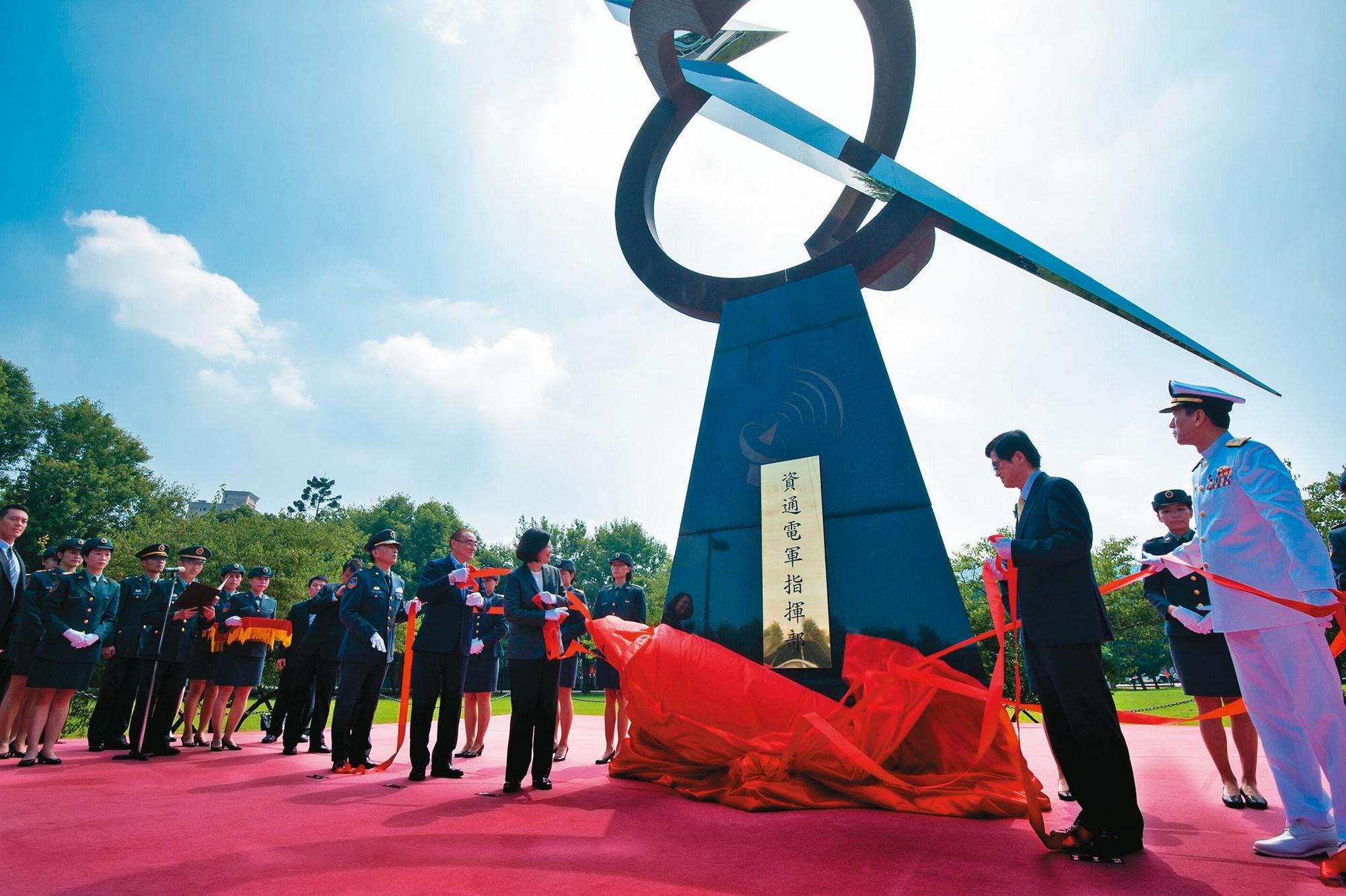 國防部資通電軍號稱是國軍最神祕單位,2017年7月1日正式成立,總統蔡英文曾親臨主持成軍典禮。(總統府提供)