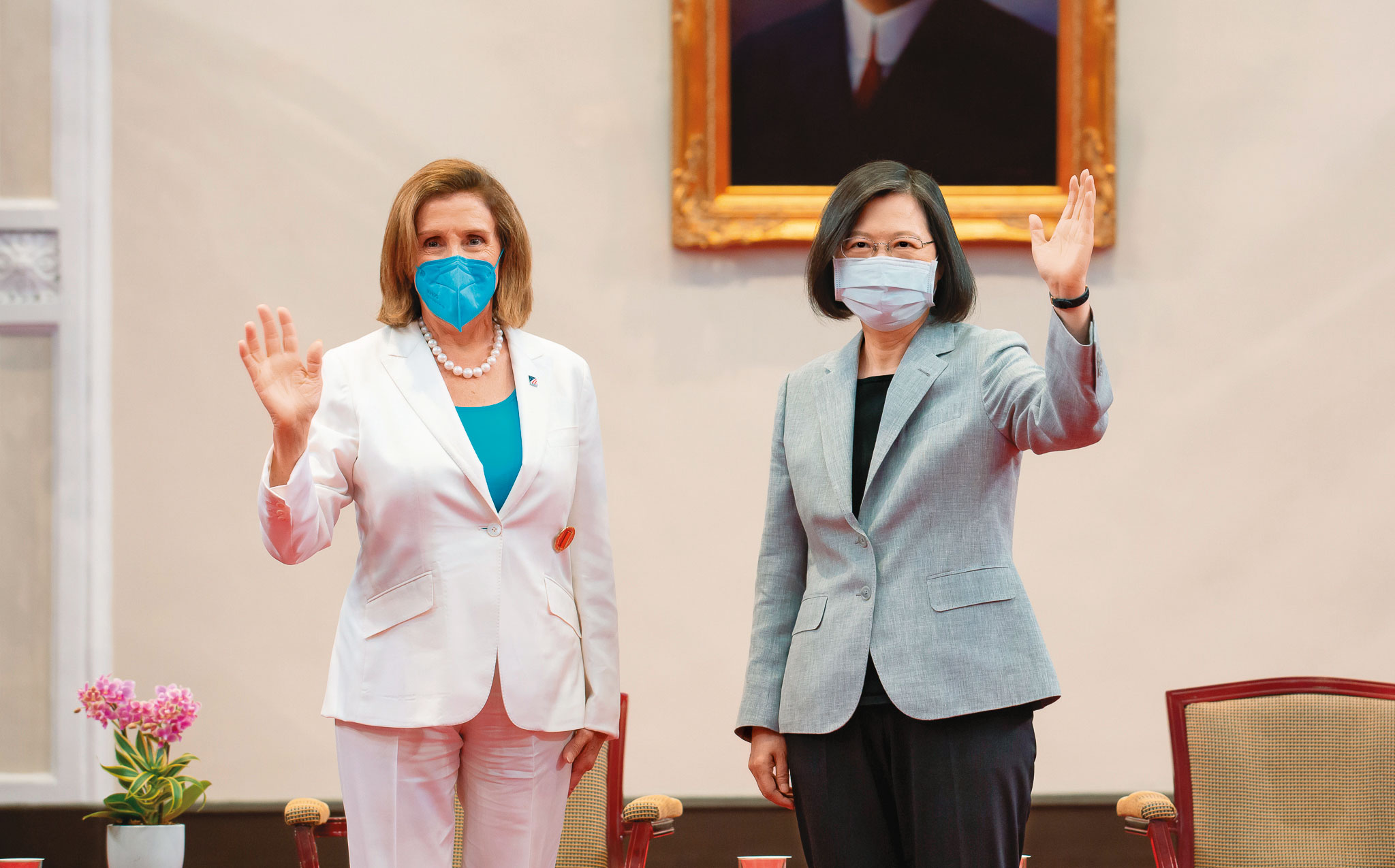 美國眾議長裴洛西(左)日前訪問台灣,專程至總統府晉見總統蔡英文(右)。(總統府提供)