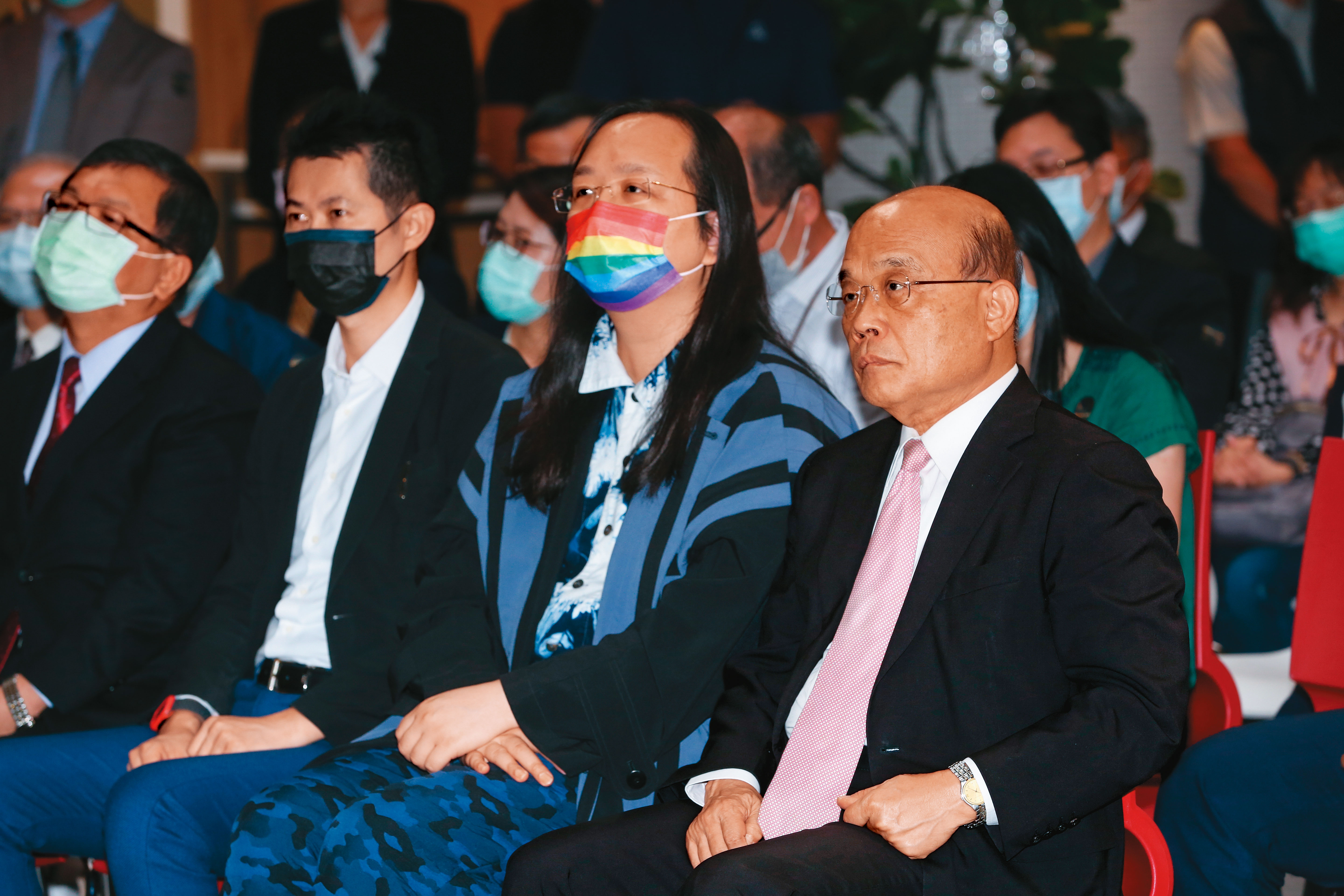 行政院長蘇貞昌（右）下令各部會提升核心資料庫與關鍵基礎設施的系統防護力，以確保國家安全，強硬展現對抗中共網軍決心。左為唐鳳。