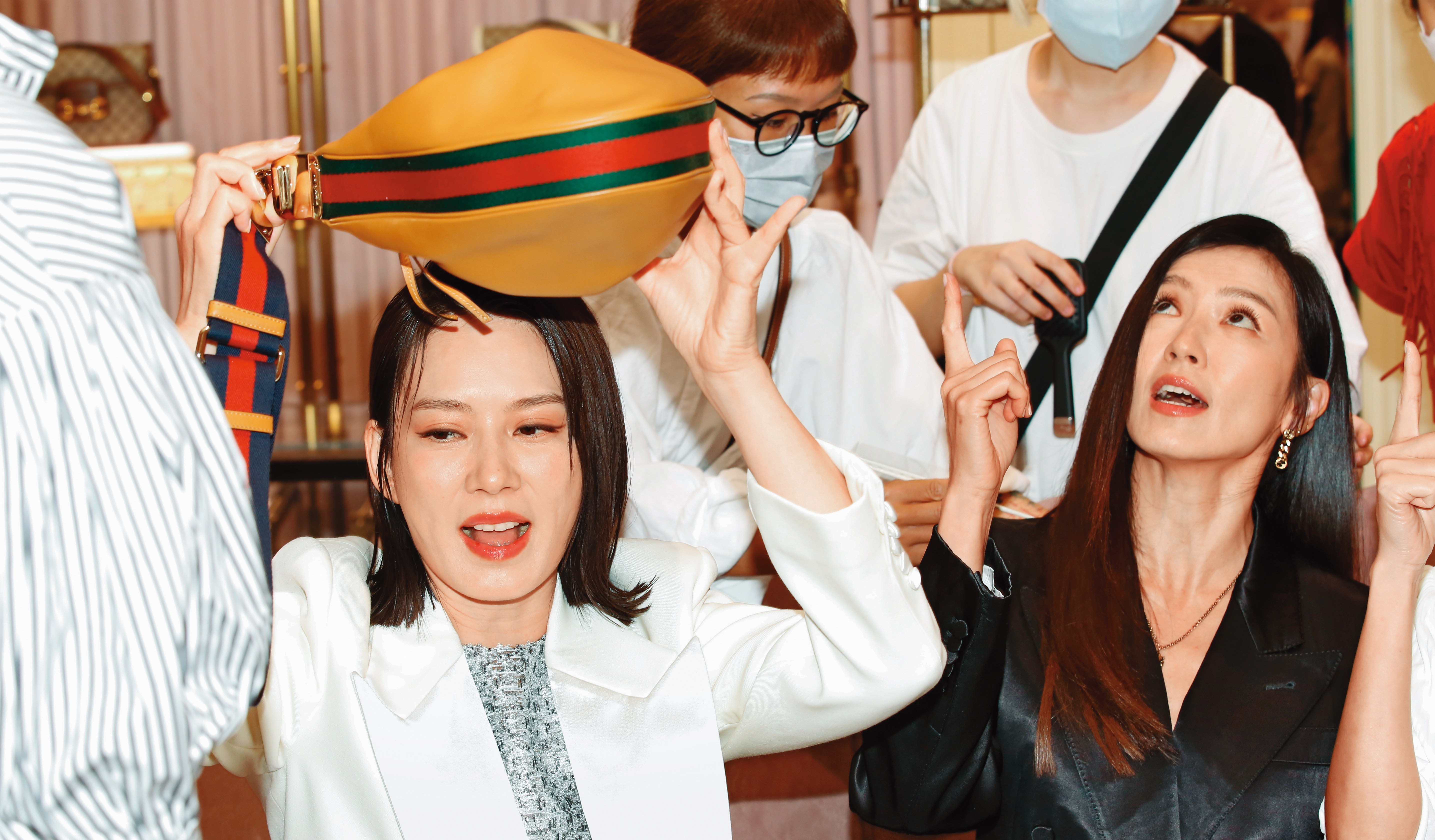 Melody（左）、林熙蕾（右）坐下來受訪時，發現位置正對頂光，塊陶啊～