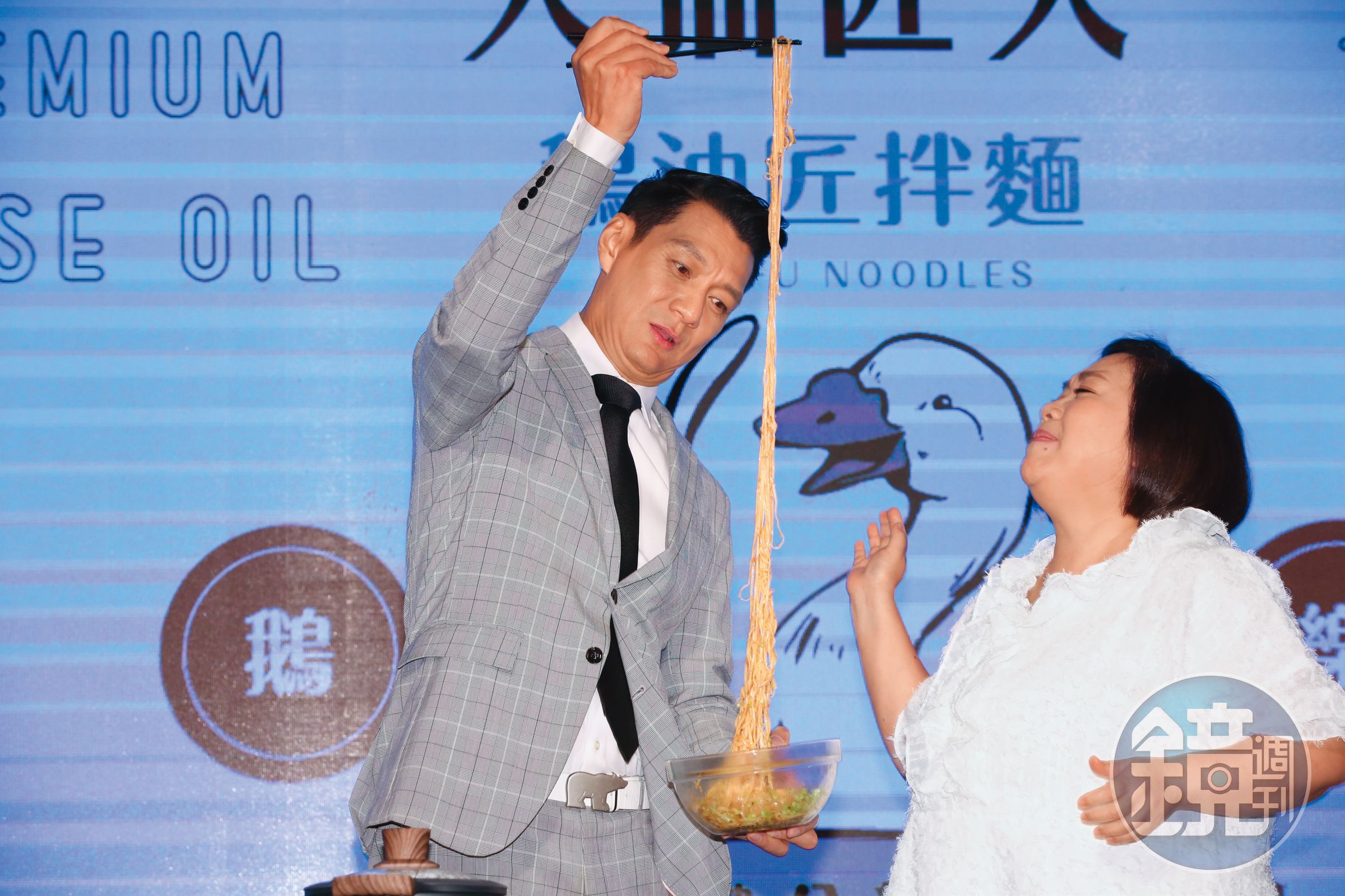 聶雲（左）煮的麵也太長，鍾欣凌（右）直呼：「我沒那麼深喉嚨啦！」