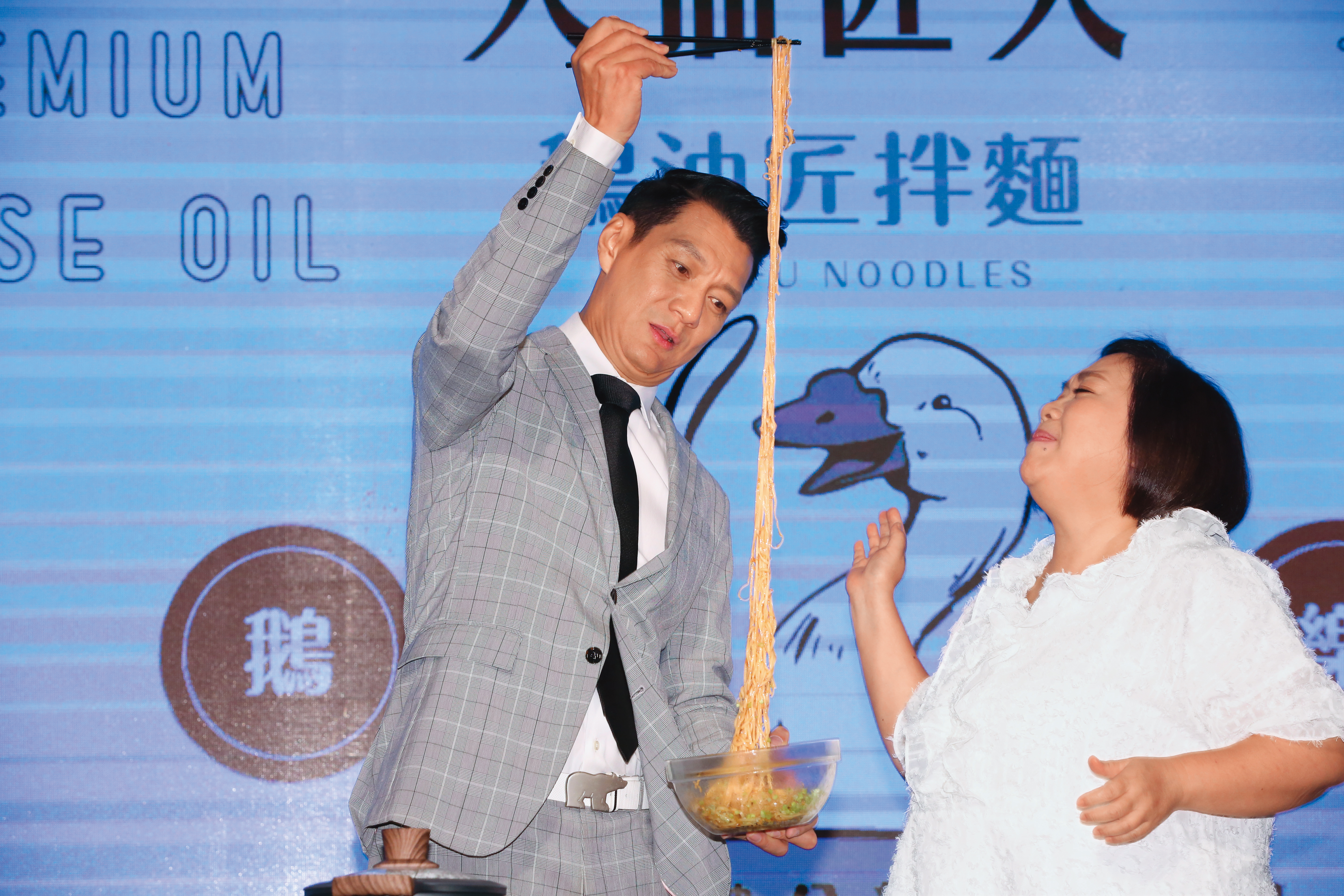 聶雲（左）煮的麵也太長，鍾欣凌（右）直呼：「我沒那麼深喉嚨啦！」
