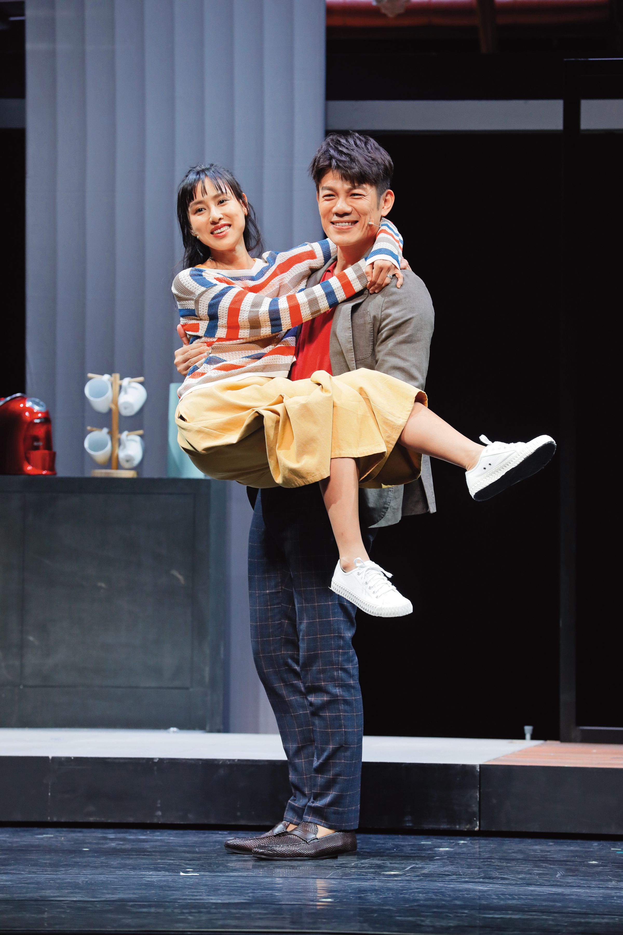 陳志強（右）於2020年參與舞台劇《我們與惡的距離》演出，與房思瑜（左）一起彩排。