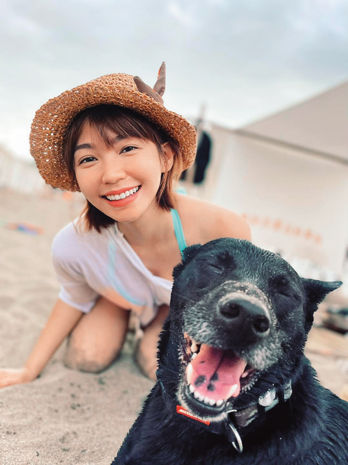 曾智希也常與愛犬去海邊戲水。(翻攝自曾智希臉書)