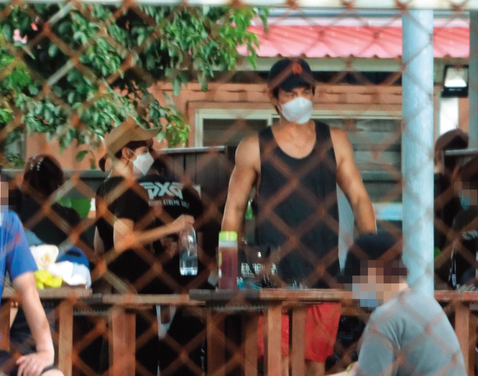 8月10日16：53，陳志強與曾智希到寵物會館陪愛犬「黑秀」玩樂。