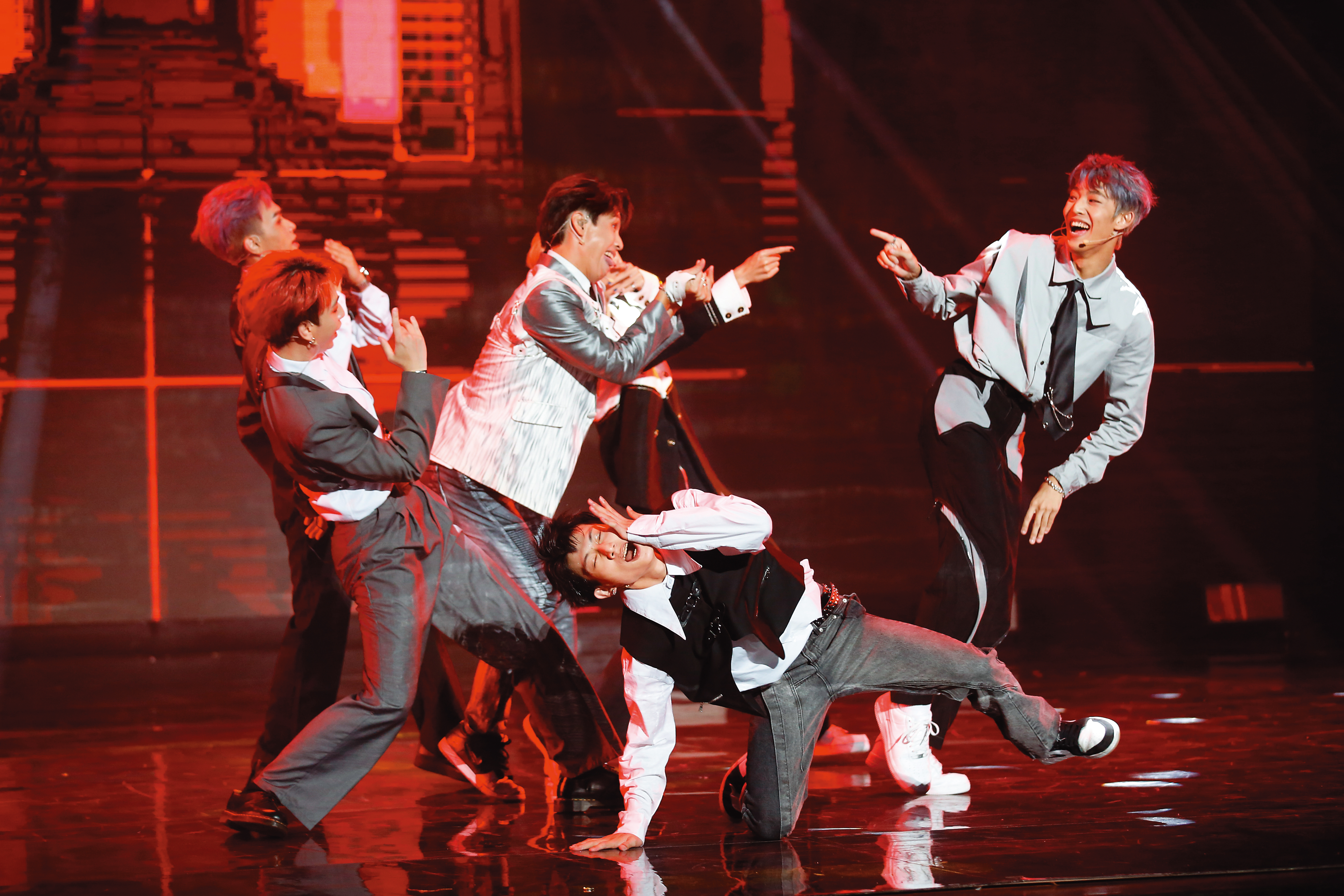 土星在首場演唱會上和田一德（左三）表演〈精舞門〉，詹仁雄計畫將為土星量身打造「土星盃舞蹈大賽」，延續土星團魂。