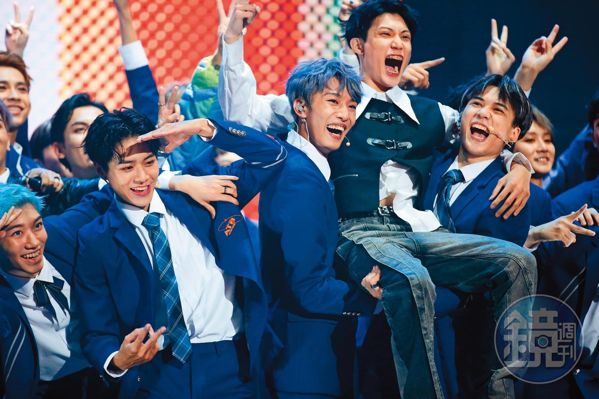 《原子少年》演唱會上週一連3場,終場時少年開心畢業快樂,周祖安、林煥鈞還把唐立杰抬起來。