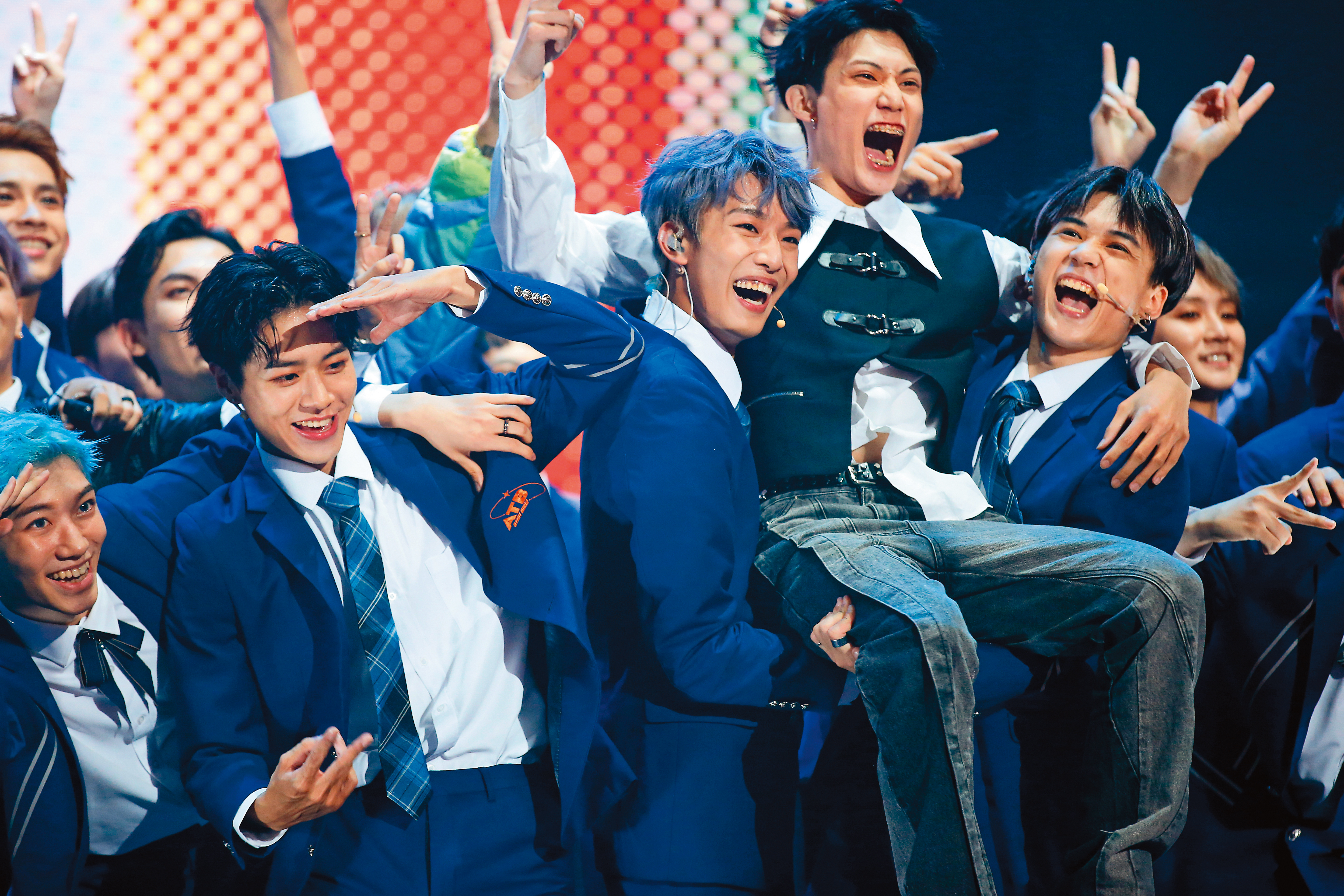 《原子少年》演唱會上週一連3場，終場時少年開心畢業快樂，周祖安、林煥鈞還把唐立杰抬起來。