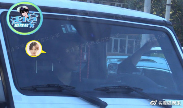 馬思純被拍到開車窗丟垃圾，被對岸網友怒批「素質差」。（翻攝自微博）
