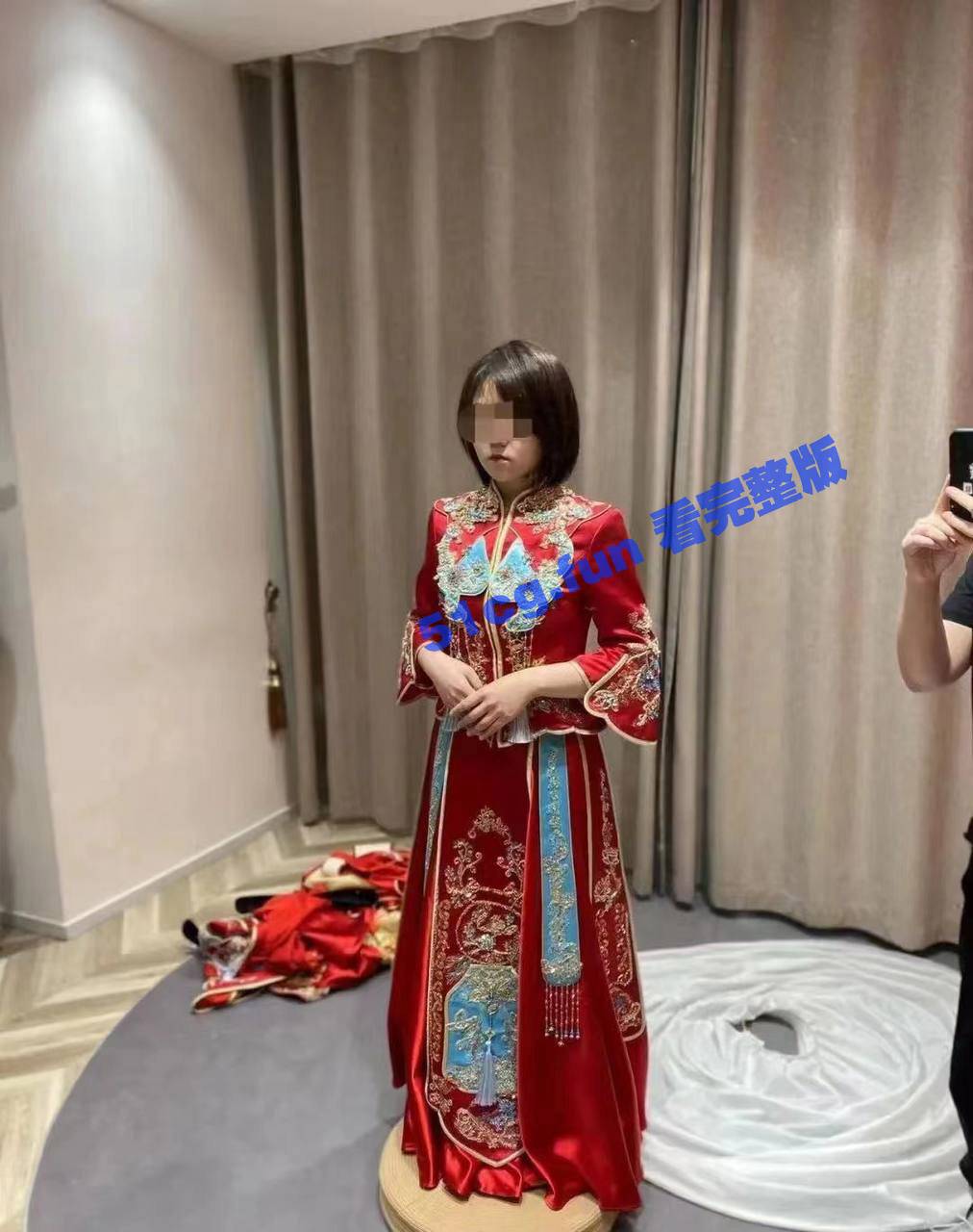 新娘疑似在婚前就有熟識的小王，婚後也沒有分手。（翻自《51吃瓜網》）