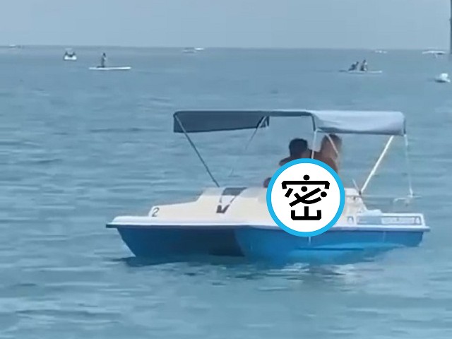 海浪滔滔活春宮！船上男女「觀音坐蓮」，鄉民群聚圍觀好興奮。（翻自《太陽報》）