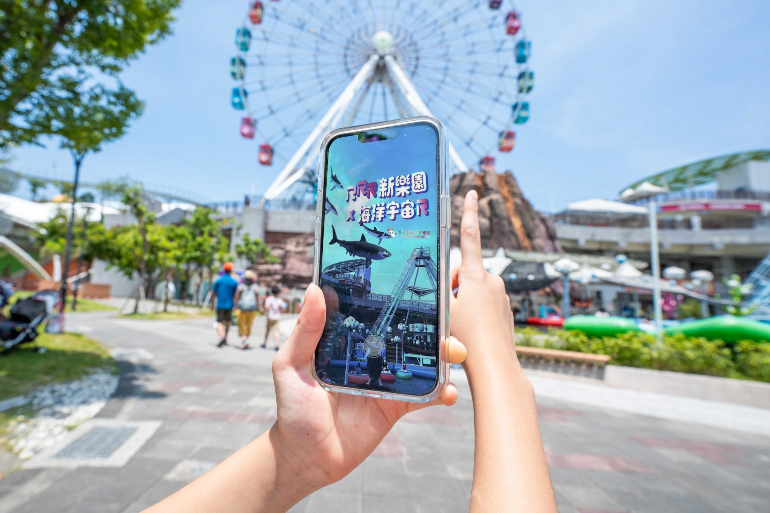 台北兒童新樂園近日有《2022 RRR新樂園》活動登場，導入AR虛擬實境的技術，將海中生物栩栩如生的帶進園區的遊樂設施中。（高文於樂提供）