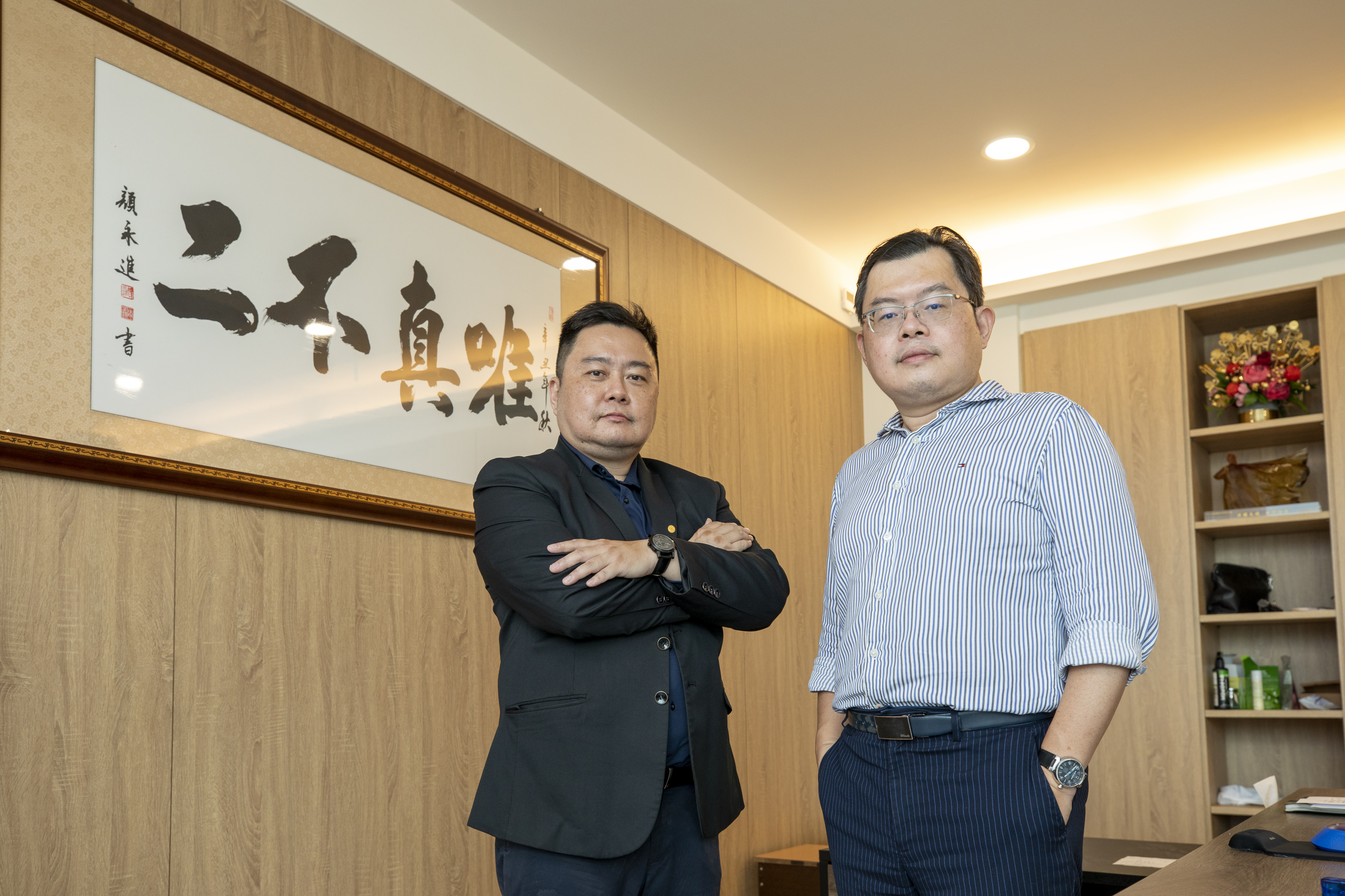 不二緻果第三代洪士峰（右）、洪啓原（左）兄弟的辦公室中，懸掛了一幅「唯真不二」的匾額。洪士峰直言，東西要好吃，其實沒什麼招式，「就是用新鮮、好的原料，然後不要怕麻煩。」