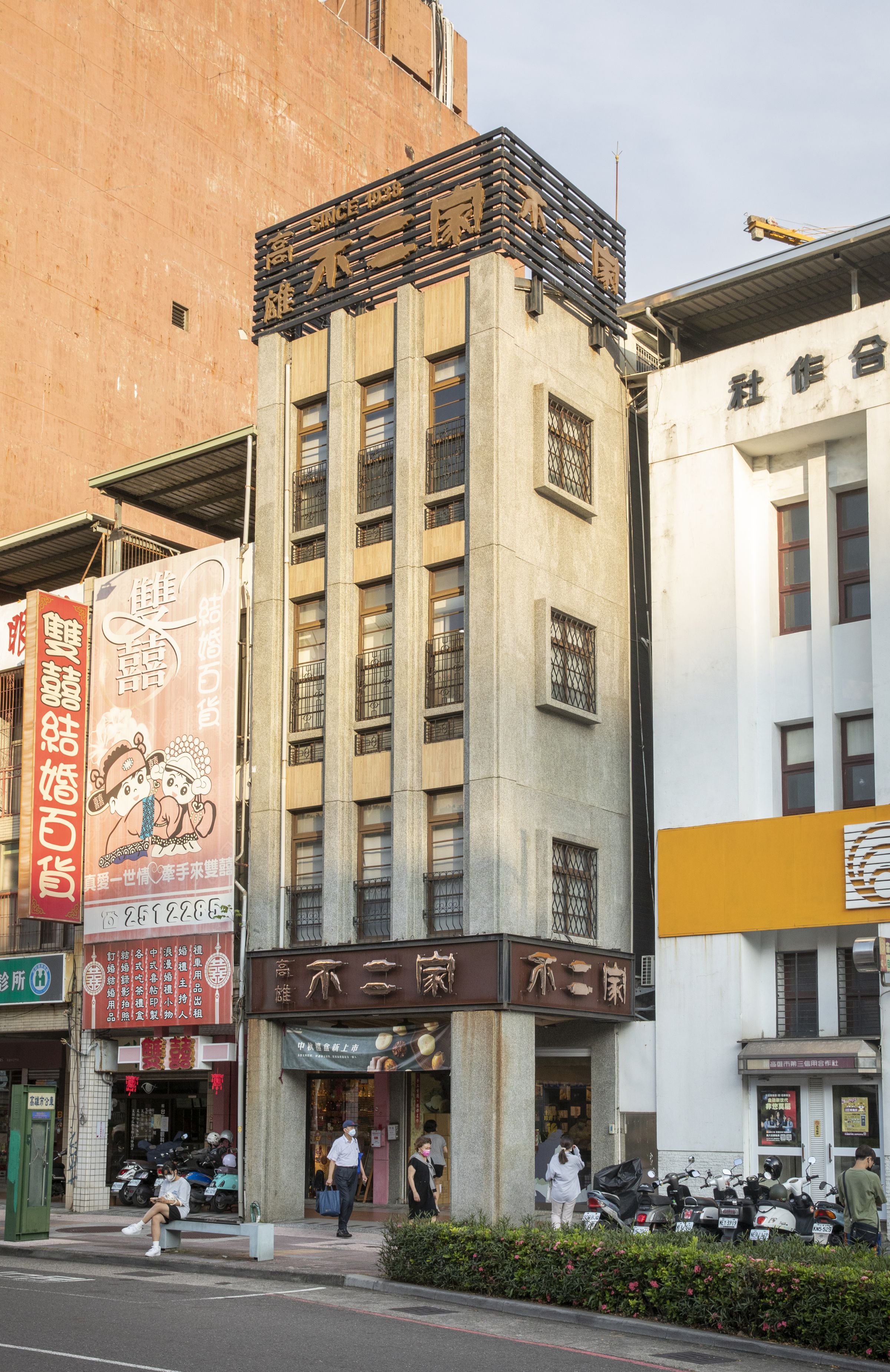 不二緻果中正本店今日仍保留舊時建築與窗花。