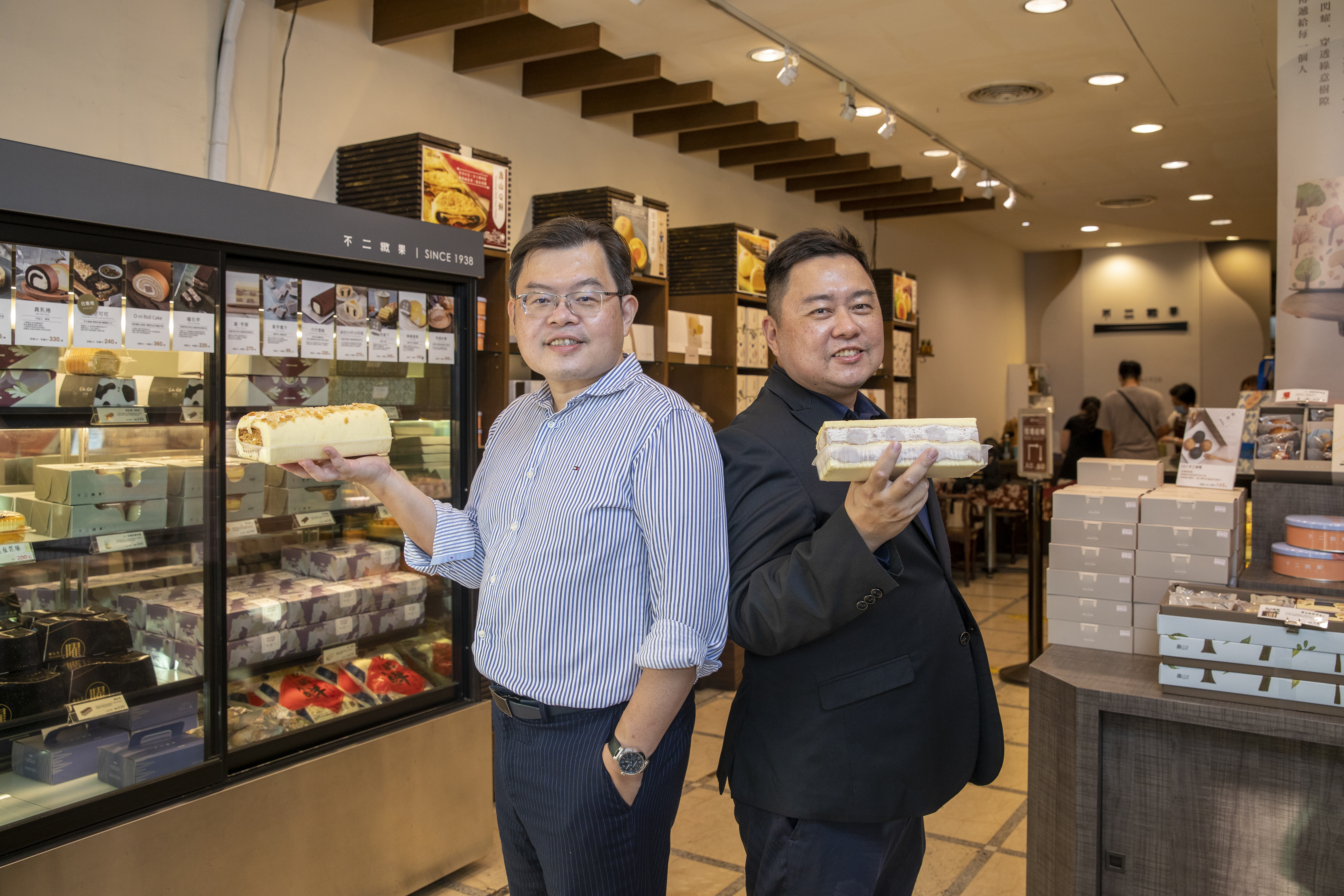 不二緻果第三代洪士峰（左）、洪啓原（右）兄弟，以日賣2,000條的真芋頭蛋糕及拿破崙派還清負債，撕下敗家子標籤。（真芋頭270元／條，拿破崙派240元／條）