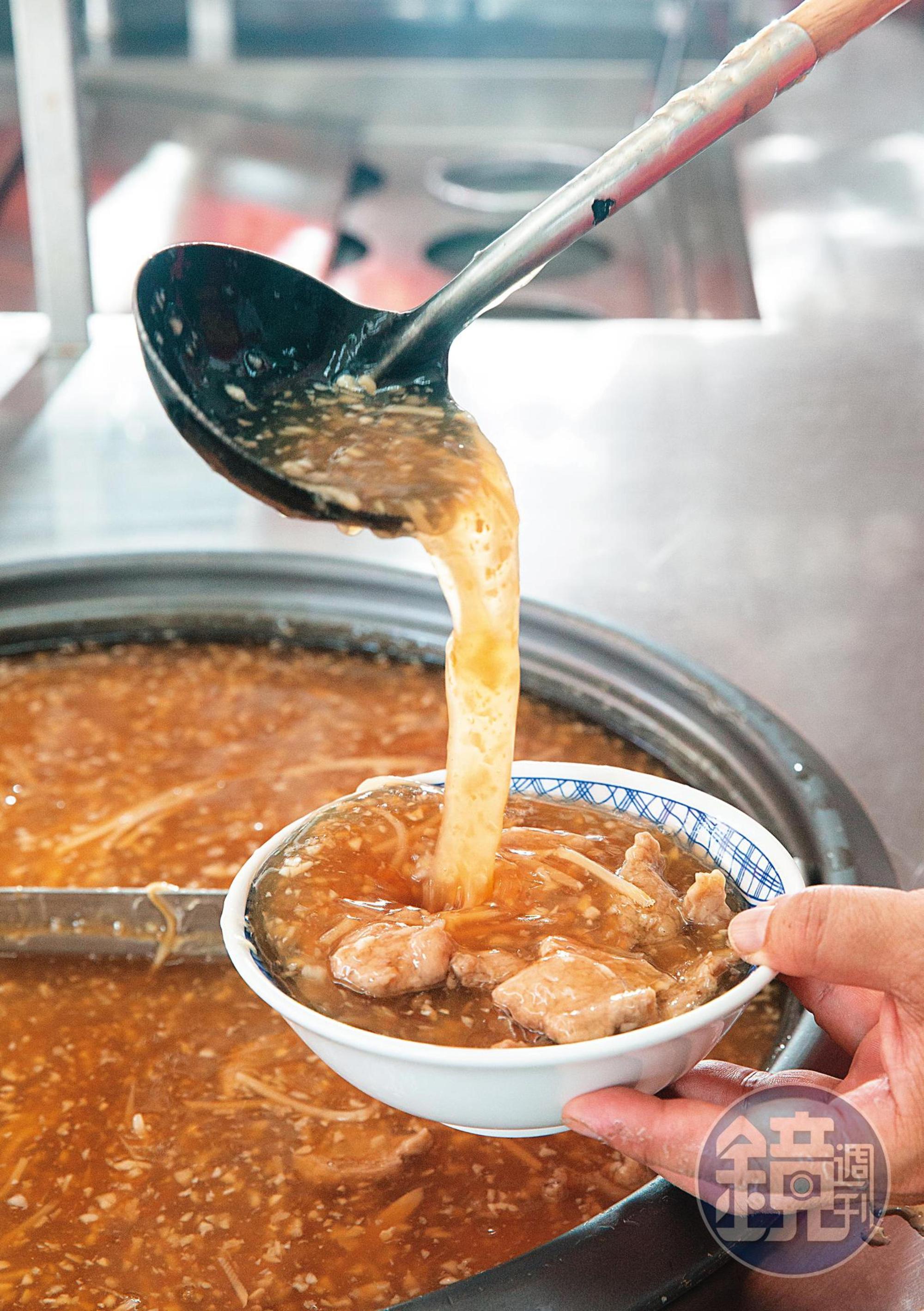 北門傳承蒜味肉羹是以後腿胛心肉切片後，沾太白粉做成肉羹，可吃到肉感。
