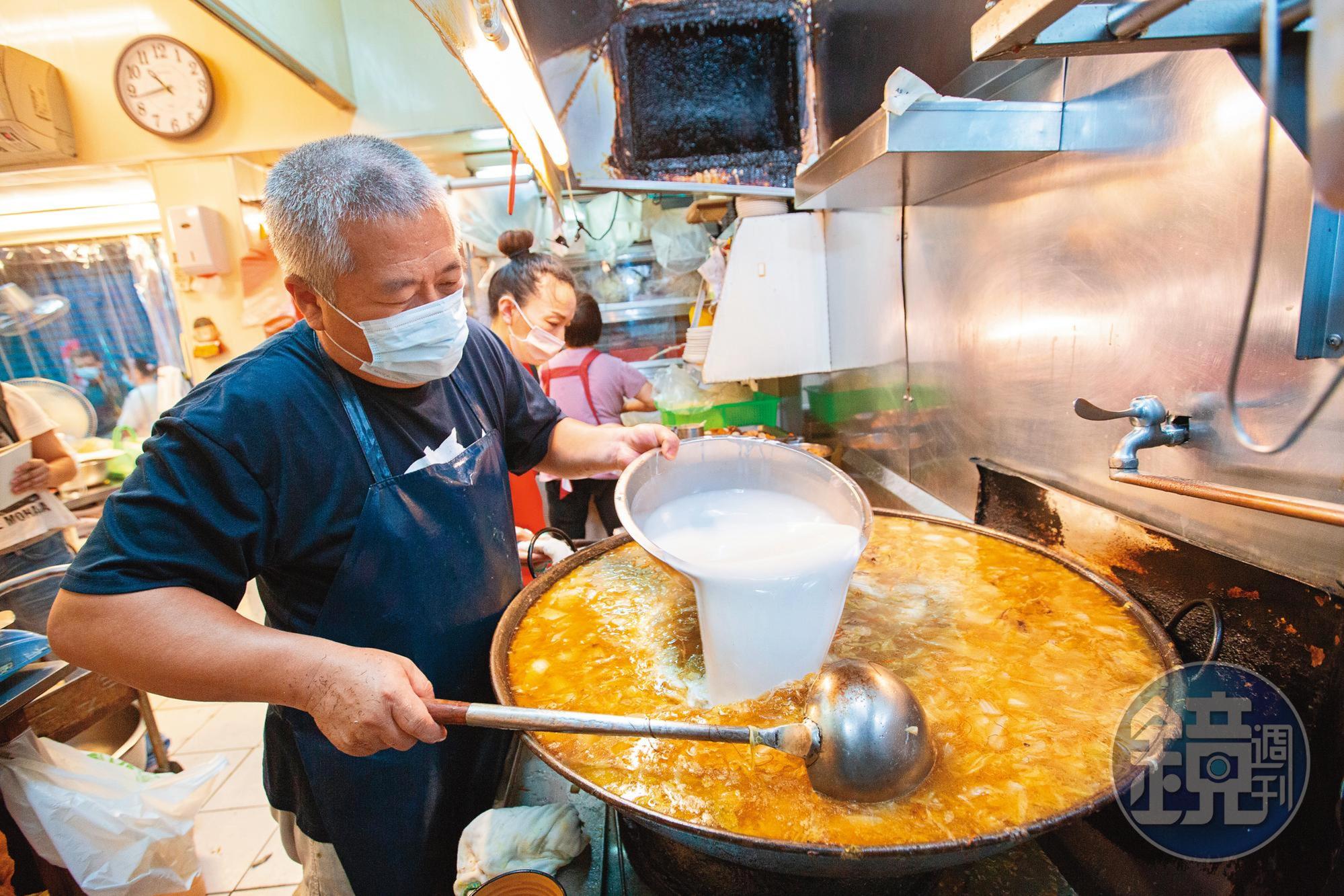 第三代老闆余茂昌為求新鮮，每天煮一大鍋西魯肉，四海居的西魯肉羹是每桌必點料理。