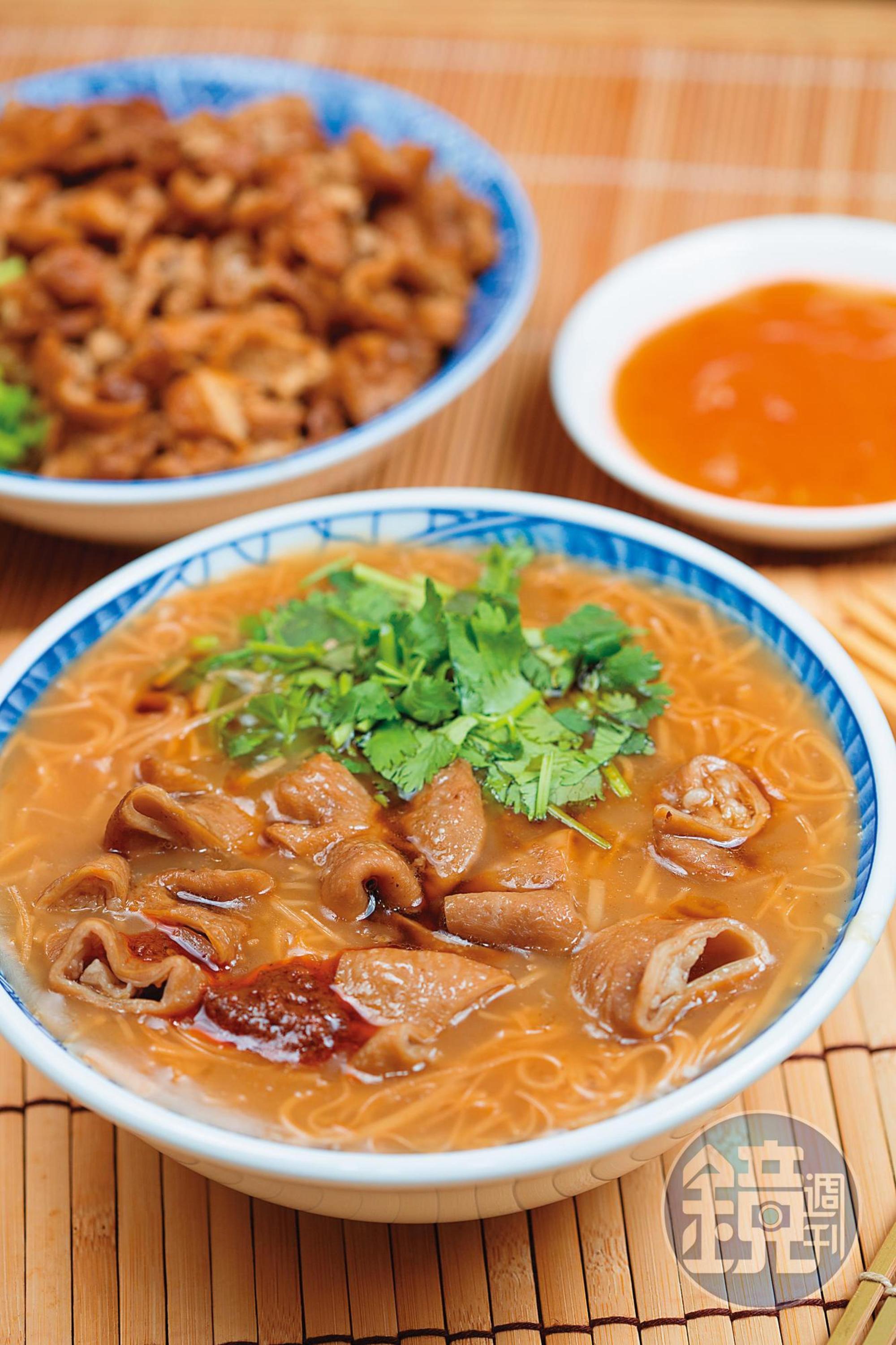 大腸麵線處理乾淨，風味雅正。店內米糕以豆皮做配料，作法獨特。