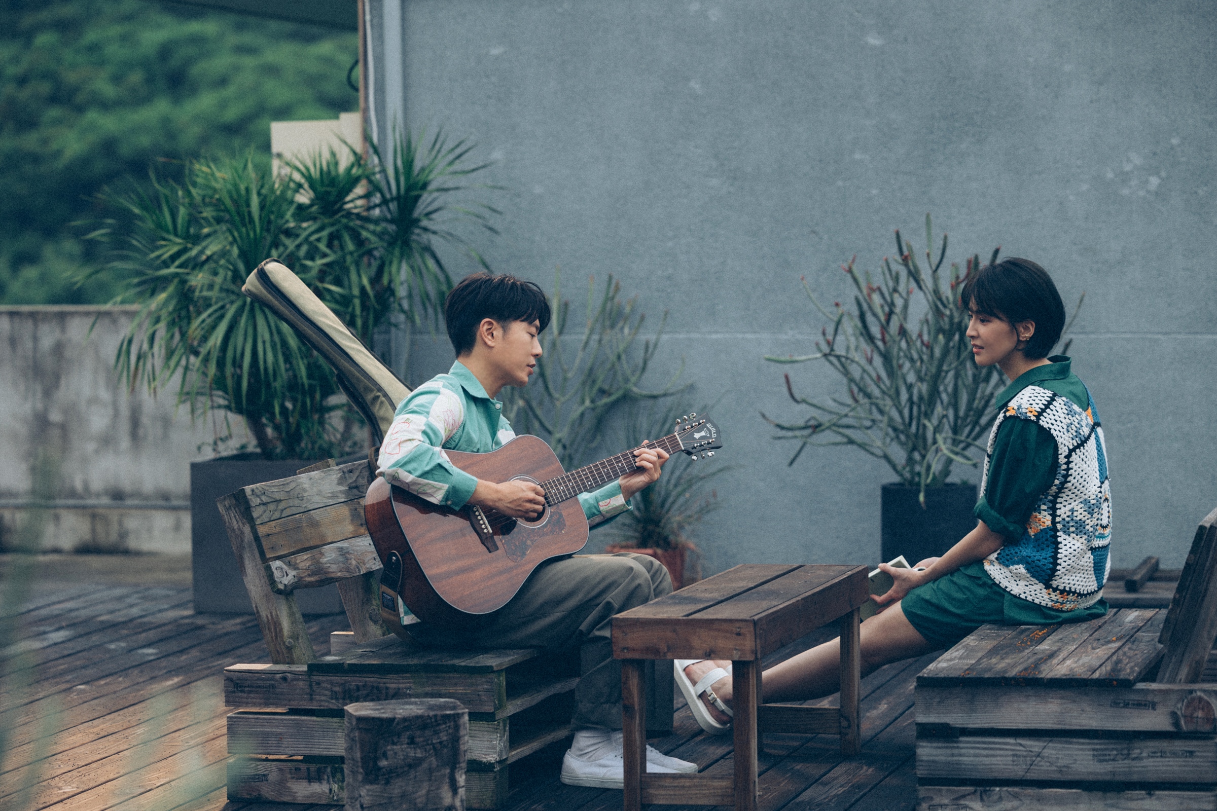 曾沛慈與韋禮安共同創作的新專輯同名歌曲〈今天陽光就是特別耀眼特別和諧〉。（亞神音樂提供）