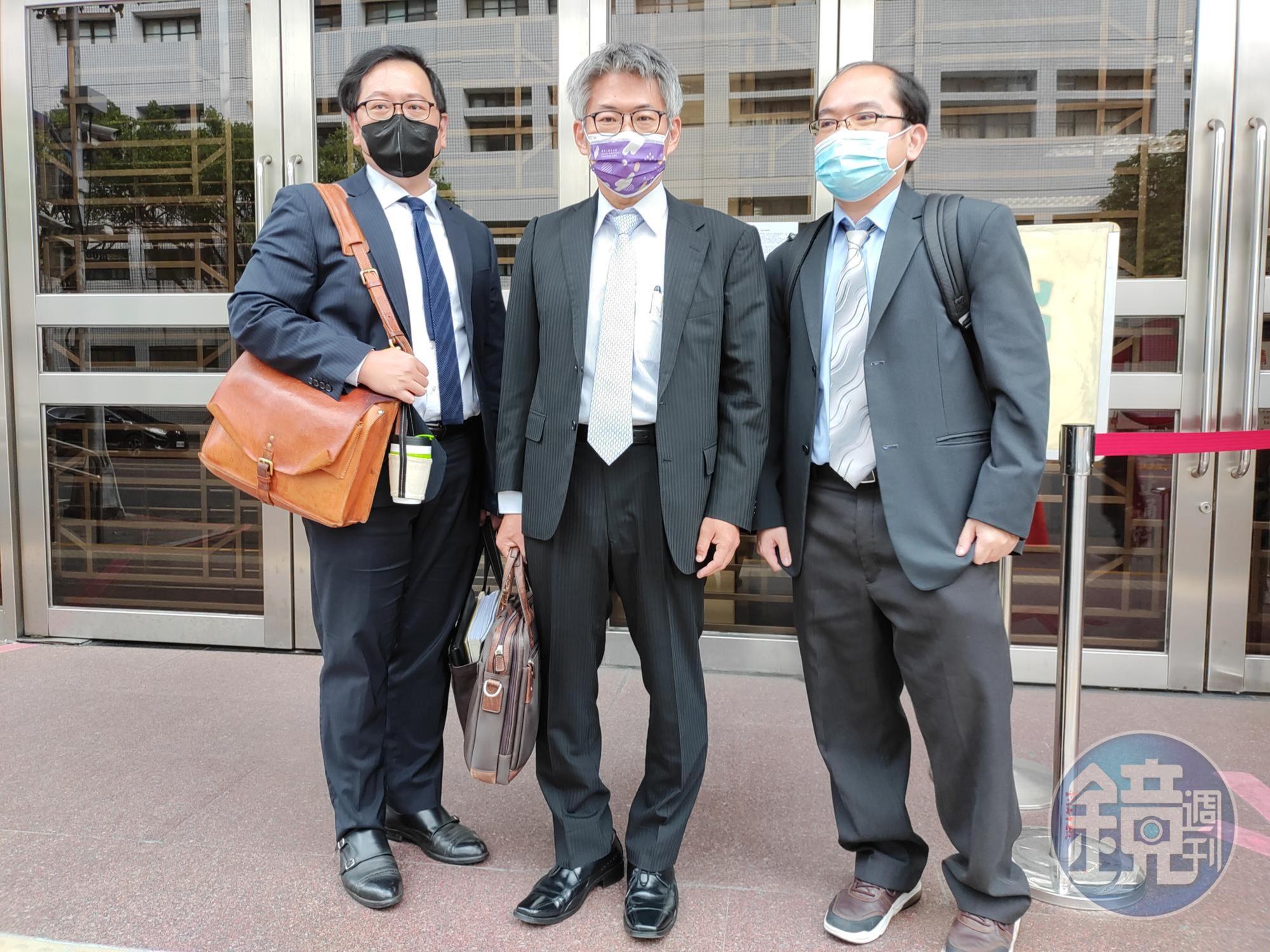 石木欽懲戒案二審辯結,監察院代表陳先成調查官(中)及律師洪偉勝(左)與專員黃介宏(右)出庭,籲合議庭應重判石木欽撤職以上的處分。