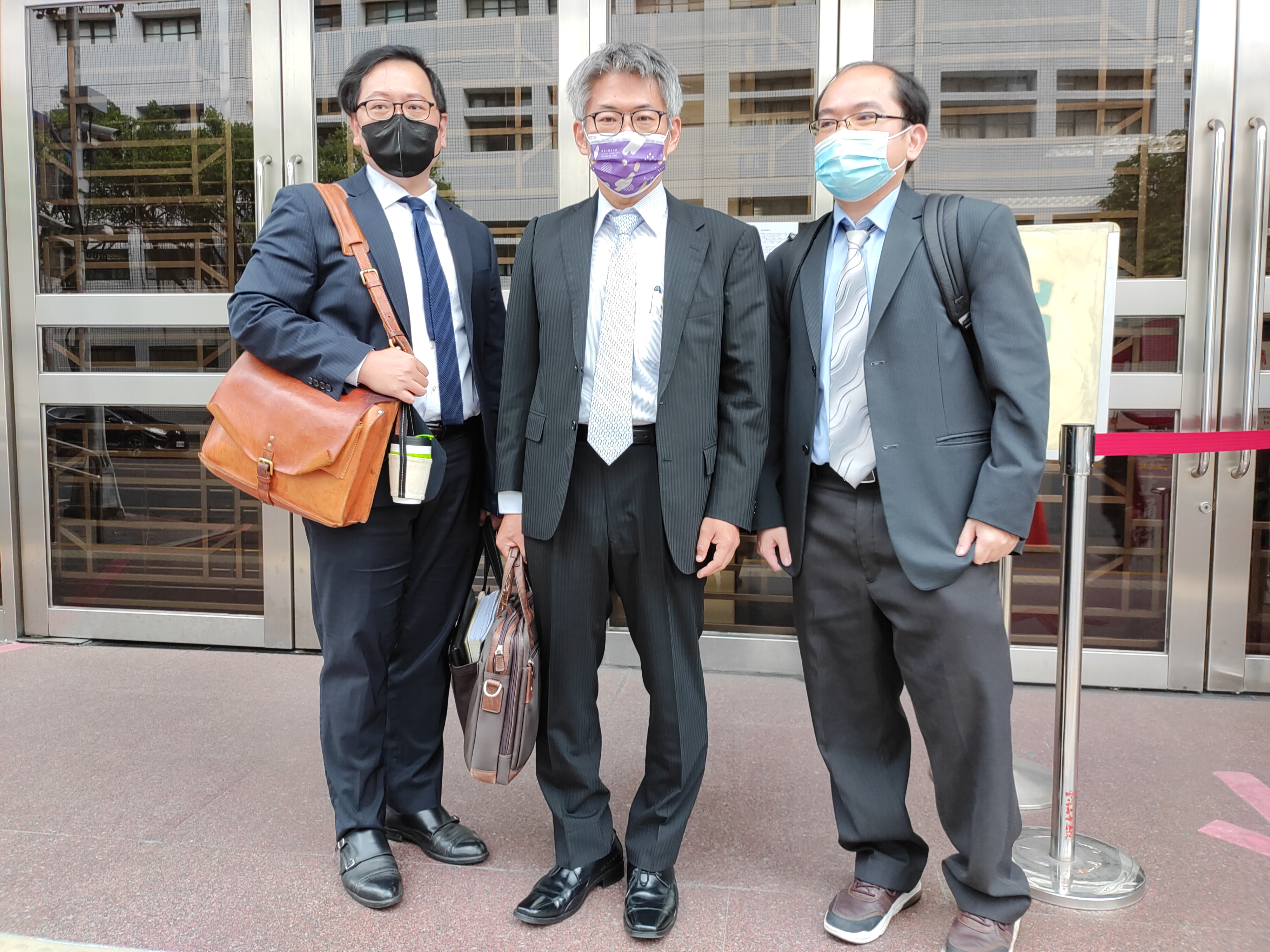 石木欽懲戒案二審辯結，監察院代表陳先成調查官（中）及律師洪偉勝（左）與專員黃介宏（右）出庭，籲合議庭應重判石木欽撤職以上的處分。