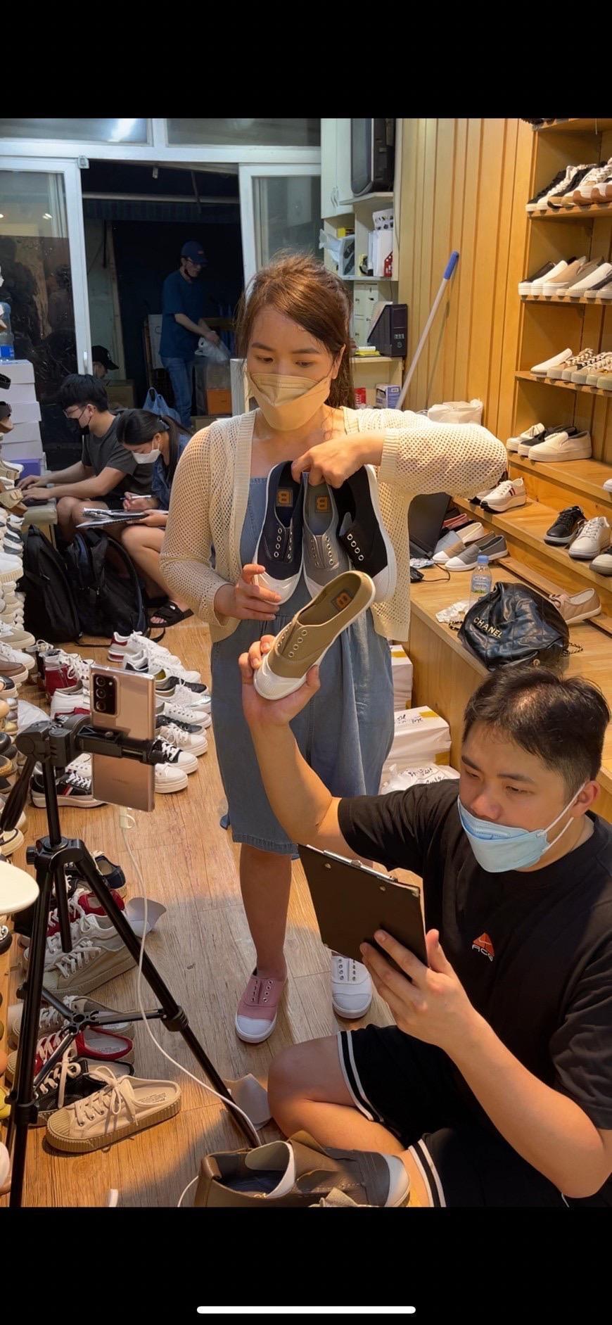 馮娃跟團隊月月出國帶貨,還即場做直播。(馮娃提供)