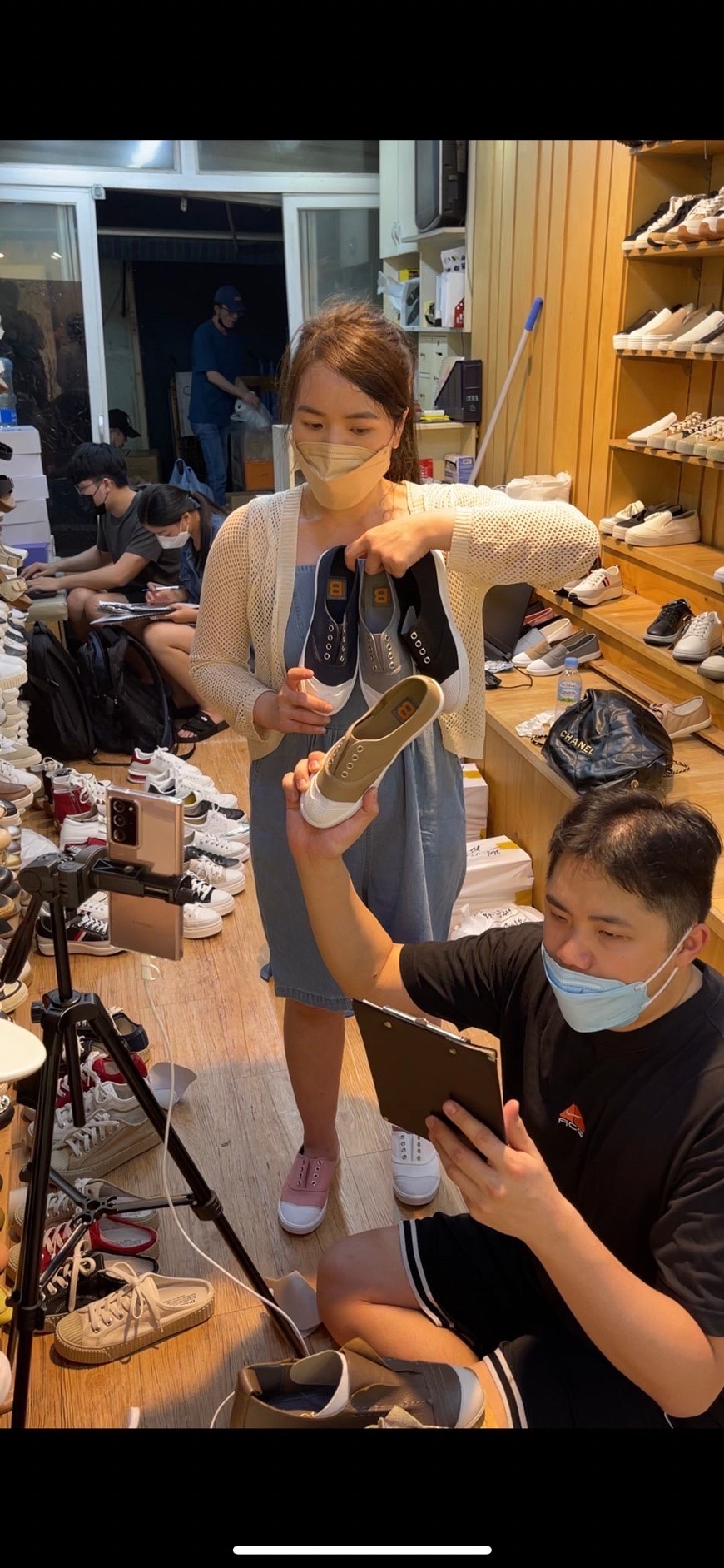 馮娃跟團隊月月出國帶貨,還即場做直播。(馮娃提供)