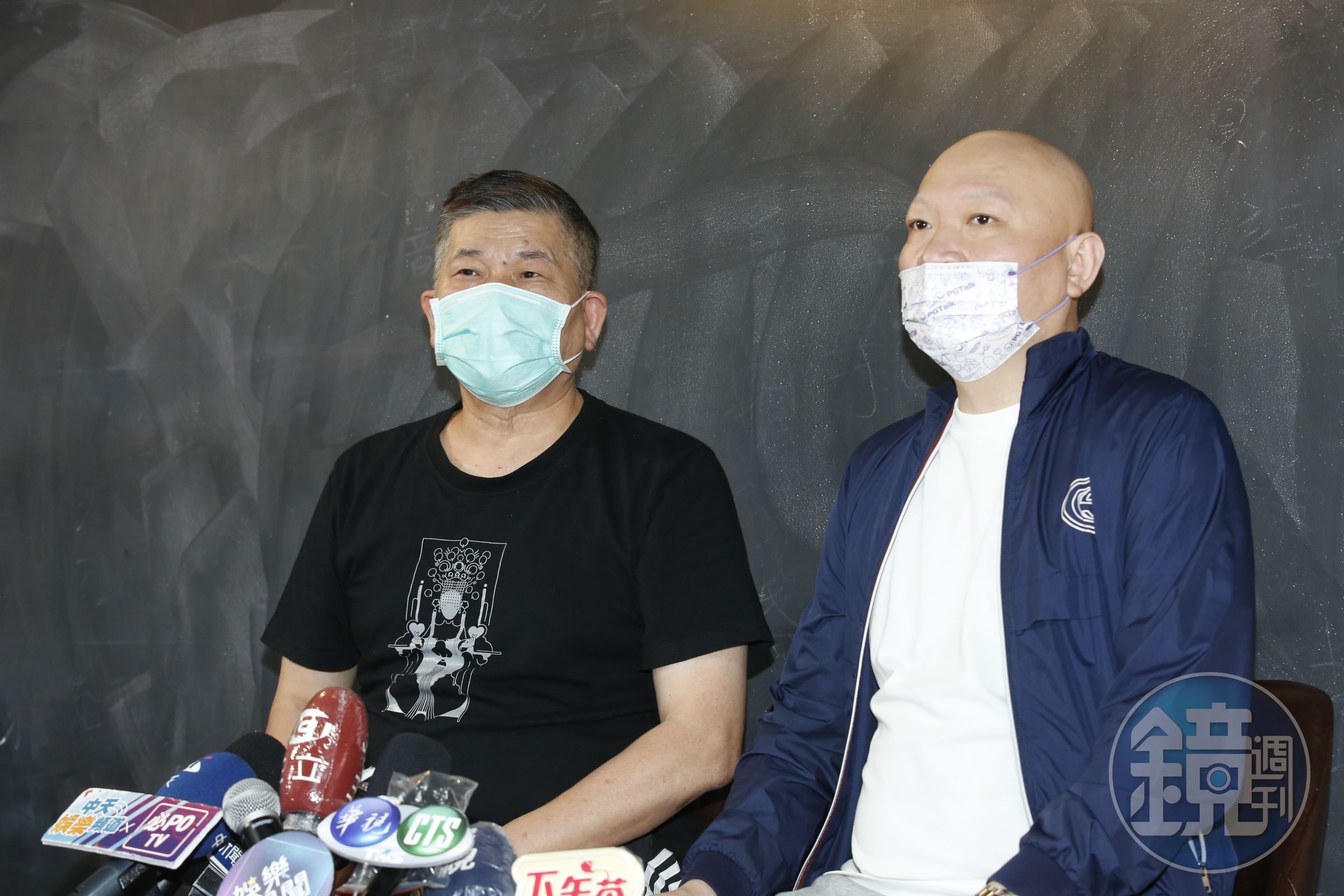 林秉文（右）宣布澎恰恰債務歸零。