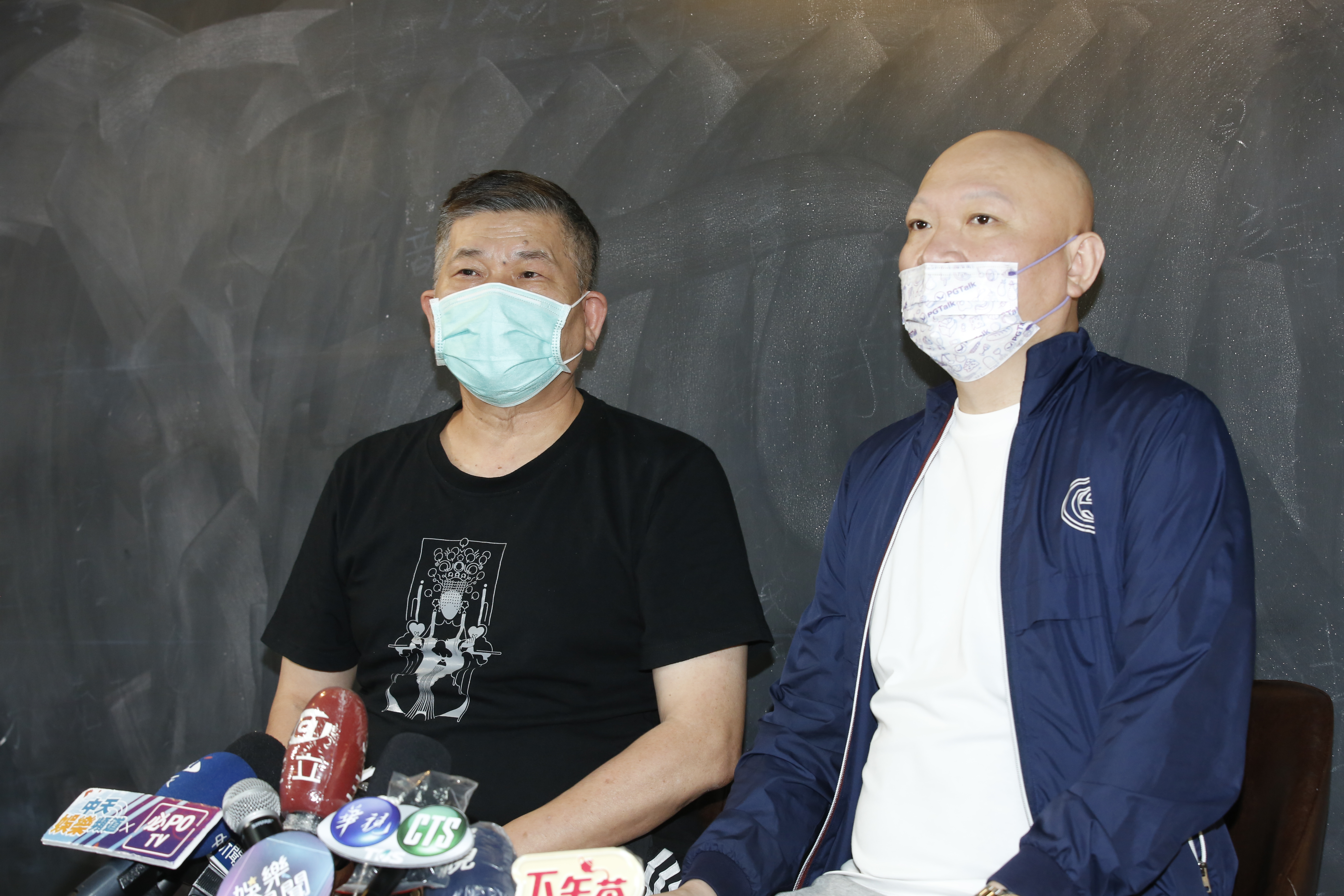 林秉文（右）宣布澎恰恰債務歸零。