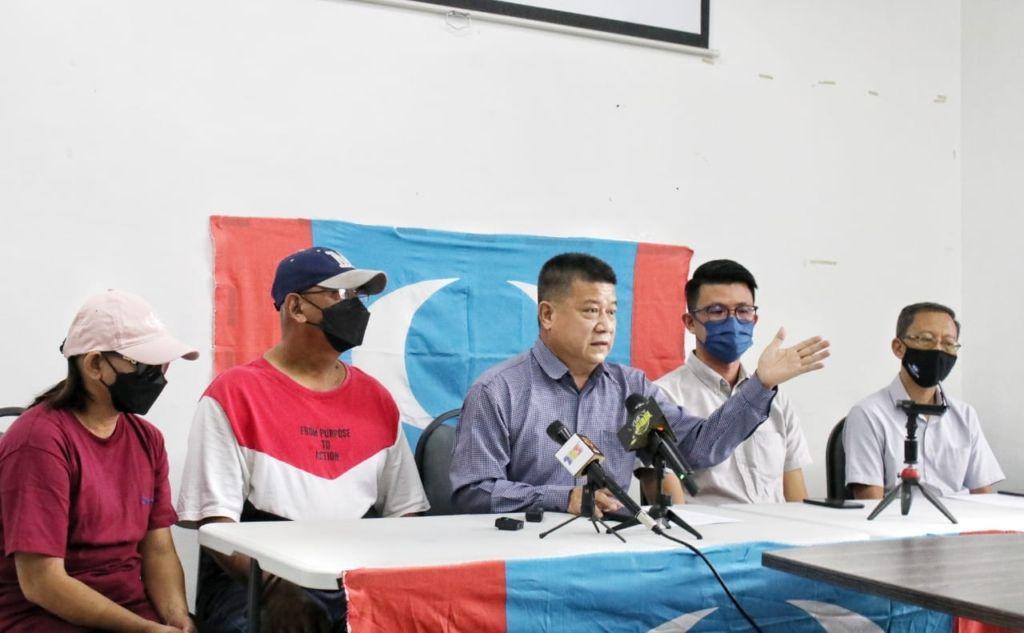 馬來西亞青年受騙被帶至柬埔寨,父母上月在議員陪同下召開記者會。(翻攝自《亞視新聞東南亞》)