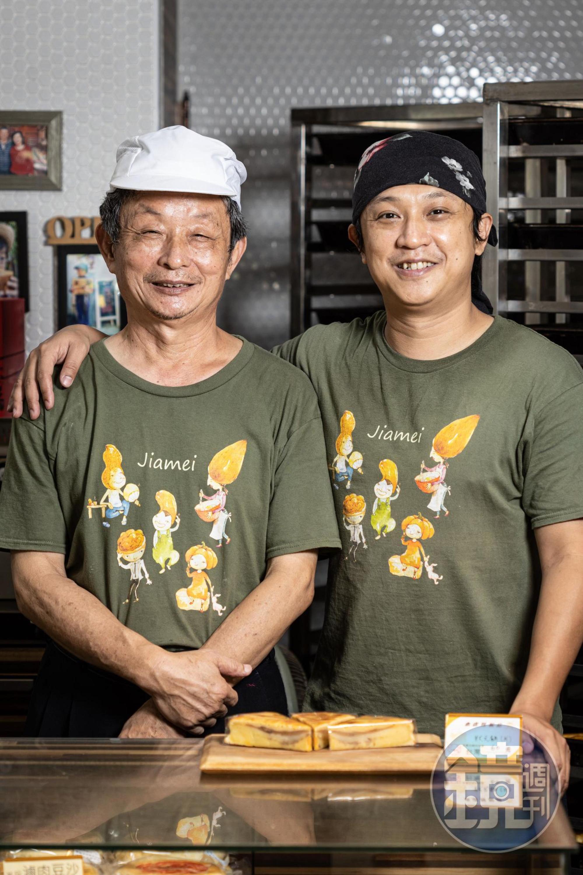 老闆廖顯順（左）、兒子廖嘉育（右）身穿佳美T恤，是彼此的最強後盾。
