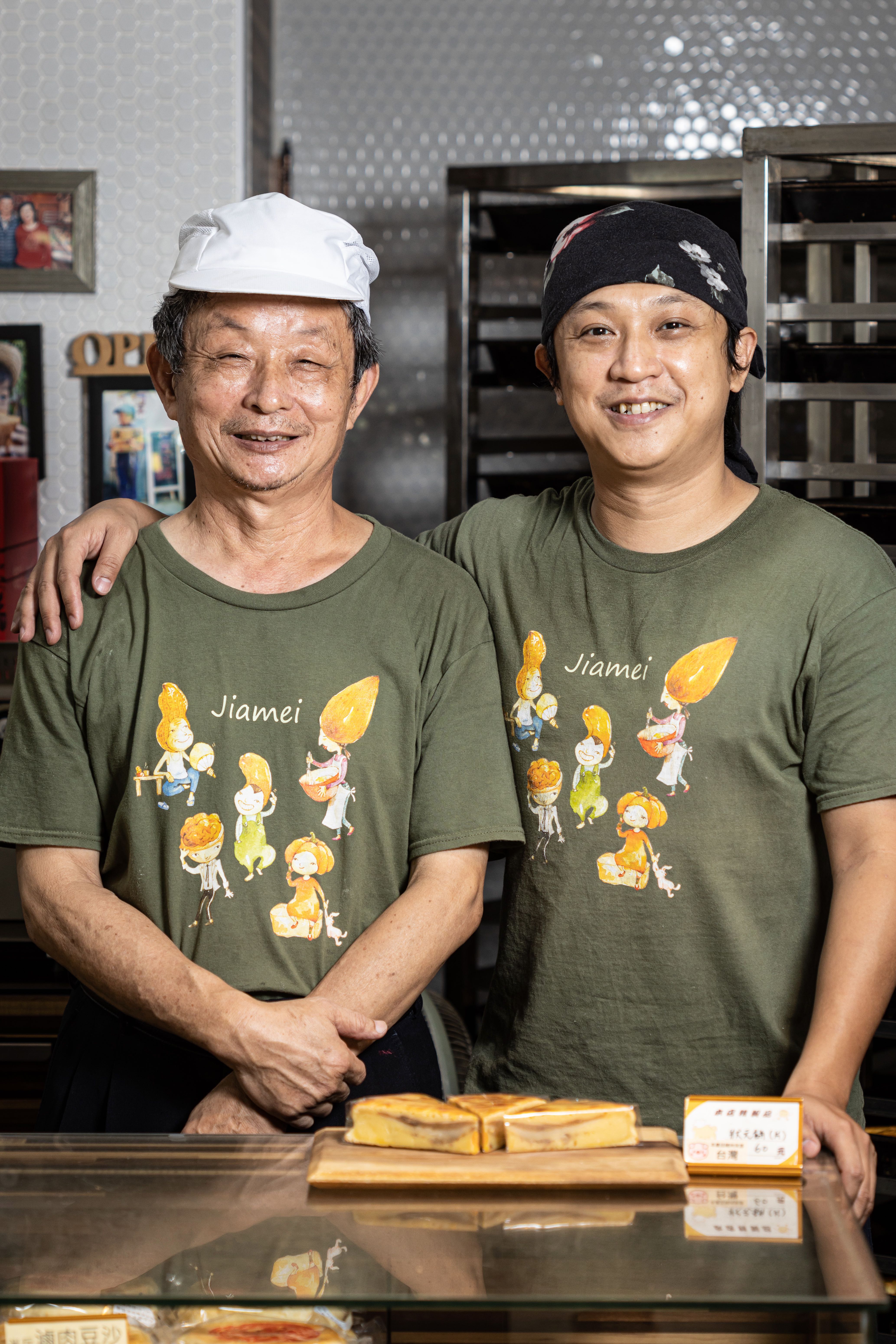 老闆廖顯順（左）、兒子廖嘉育（右）身穿佳美T恤，是彼此的最強後盾。