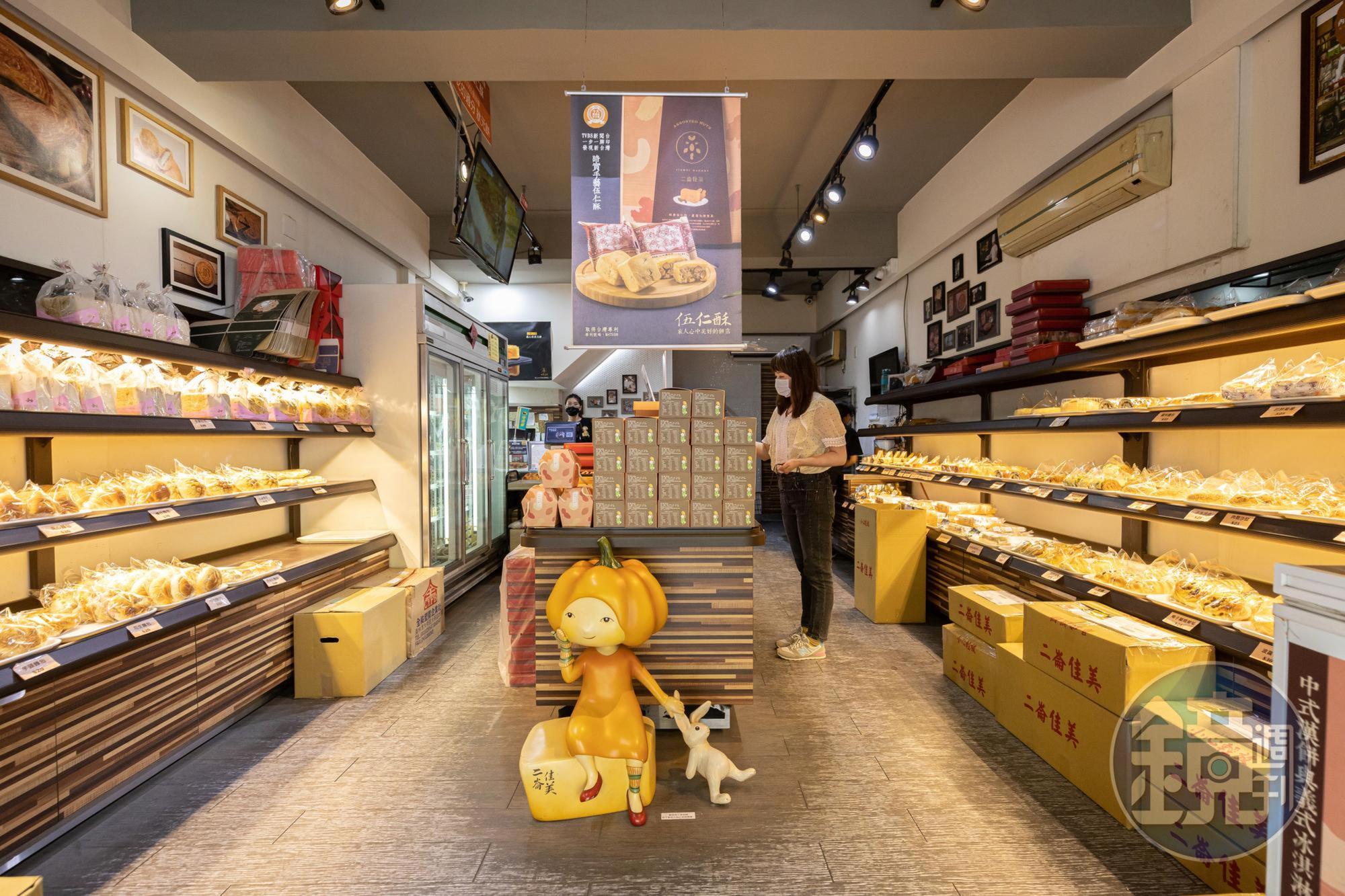 店頭明亮簡潔，有販售麵包，人氣商品狀元餅、伍仁酥也備貨充足。