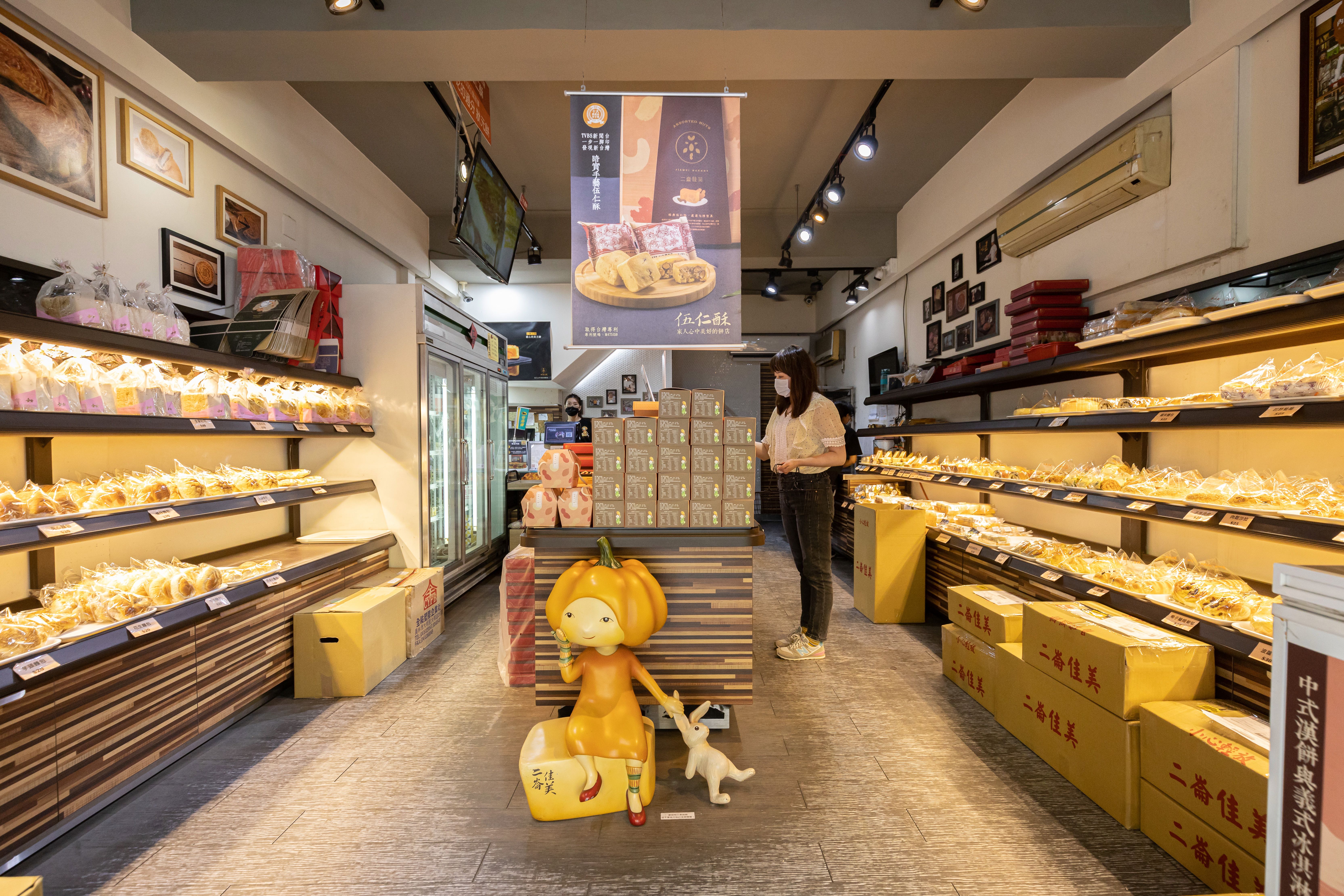 店頭明亮簡潔，有販售麵包，人氣商品狀元餅、伍仁酥也備貨充足。
