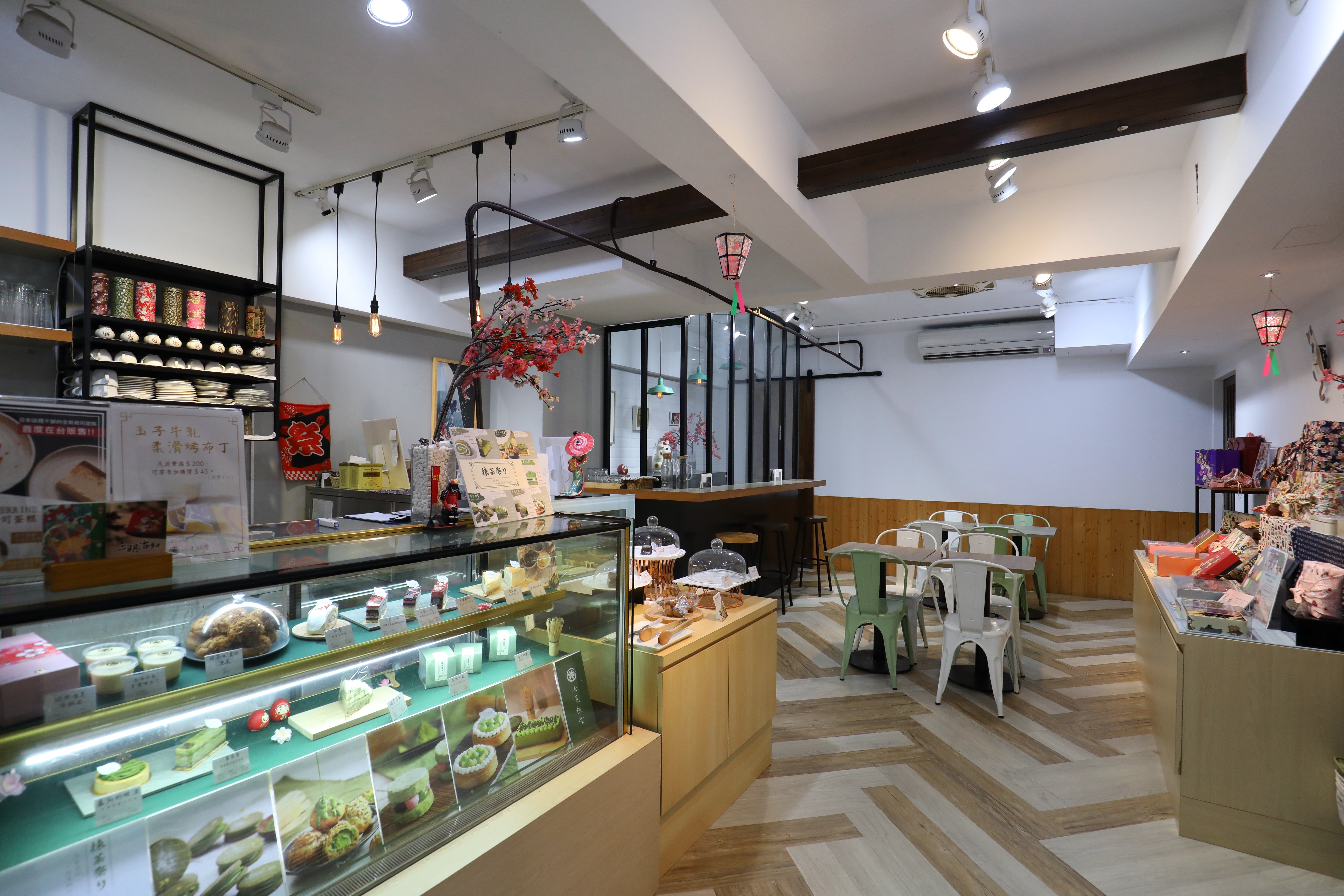 店內展示手工喜餅之外，也提供日式甜點內用。