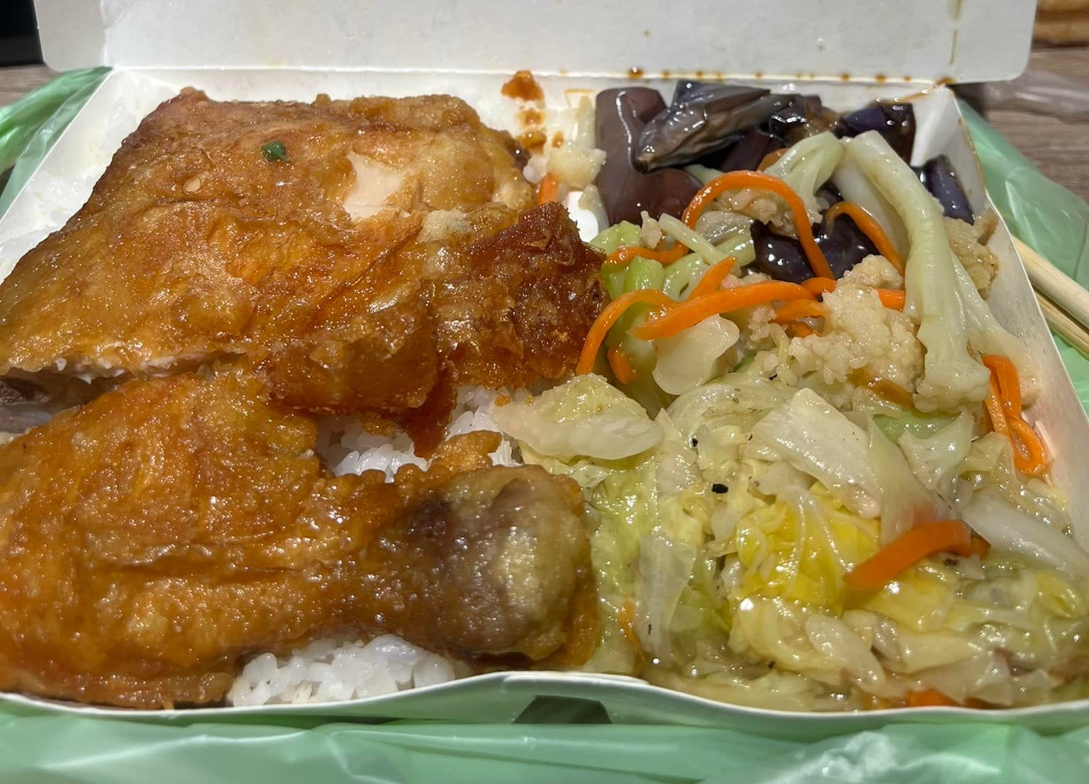 有網友po文抱怨,中午買便當時,自己的便當竟被數次被淋到抹布水。(翻攝自爆怨公社)