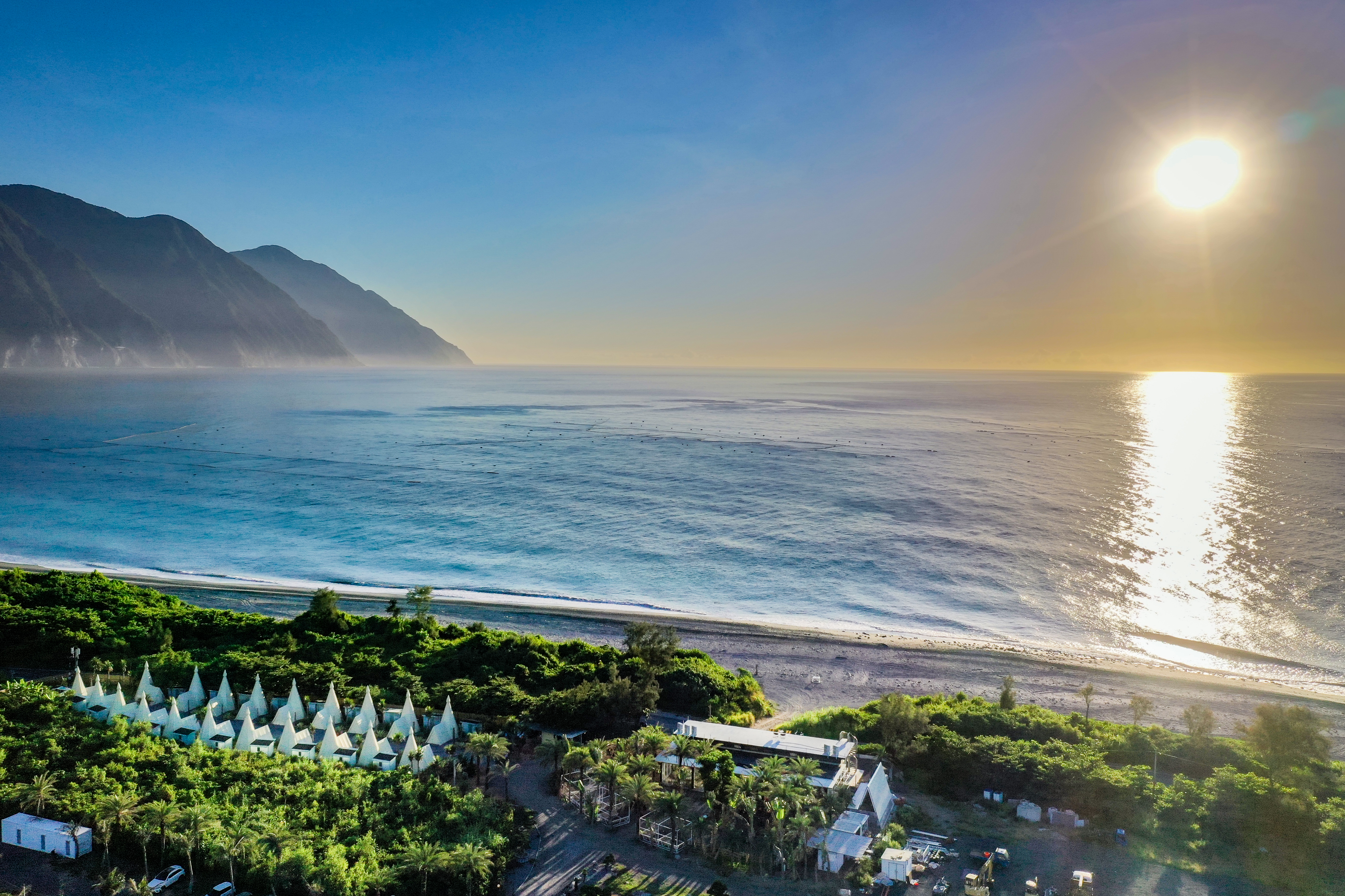 花蓮全新登場的豪華露營區「高巢休閒農場」，園區廣達3公頃，緊鄰崇德海岸旁，名符其實海景第一排。