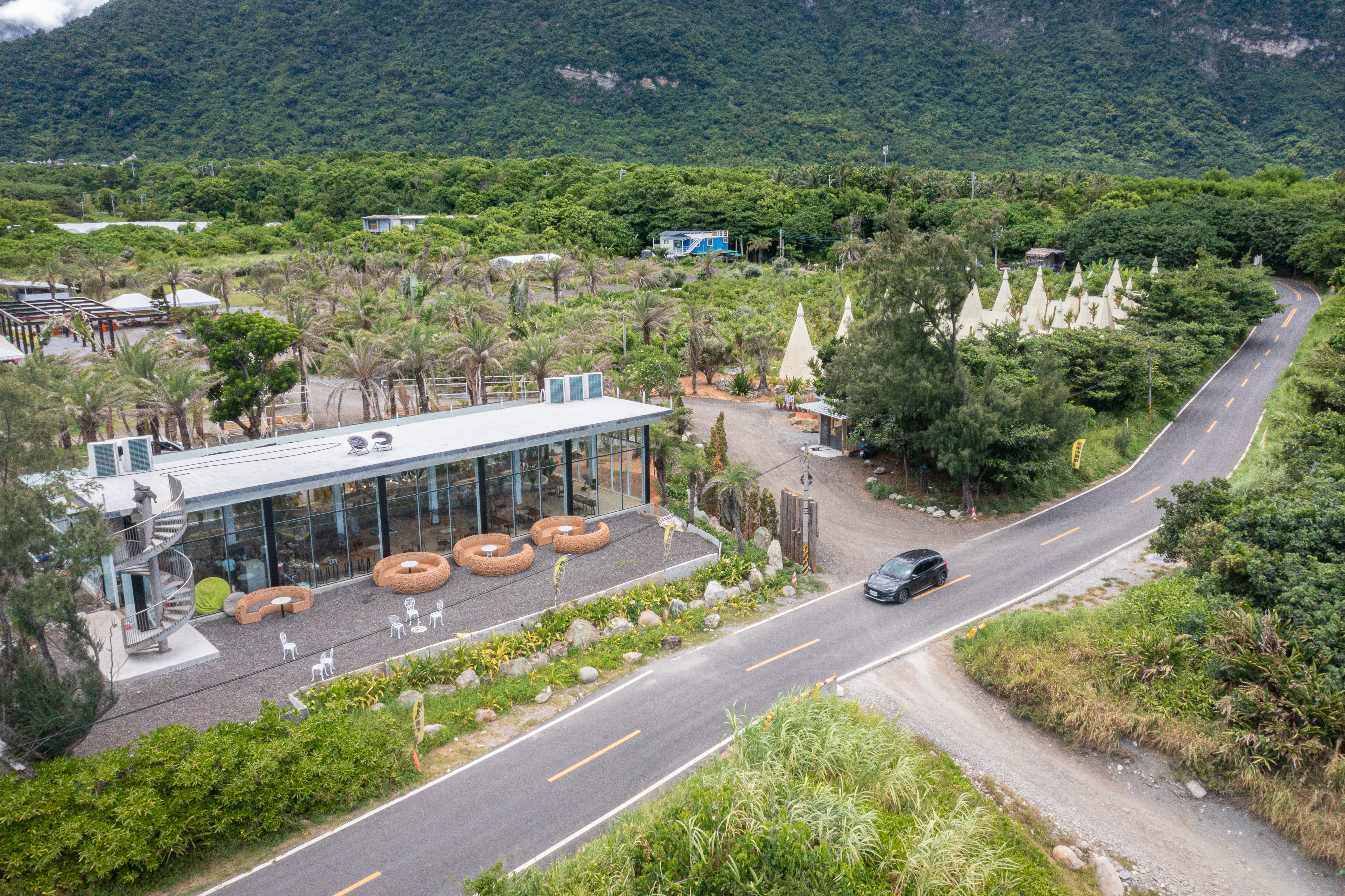 園區背山面海，玻璃屋能眺望海景發呆。